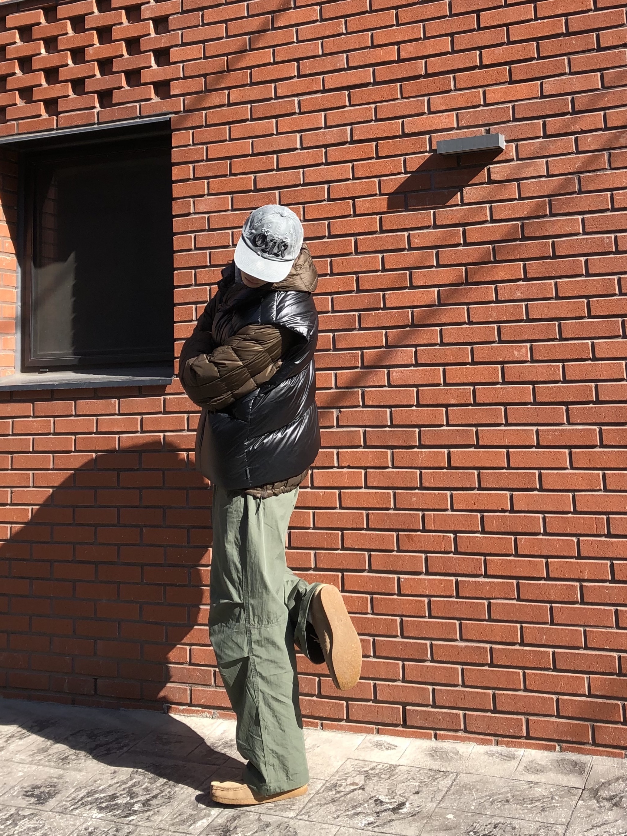 Gatherlazy Washed Damage Our Cap Charcoal 착용 스타일 - 3