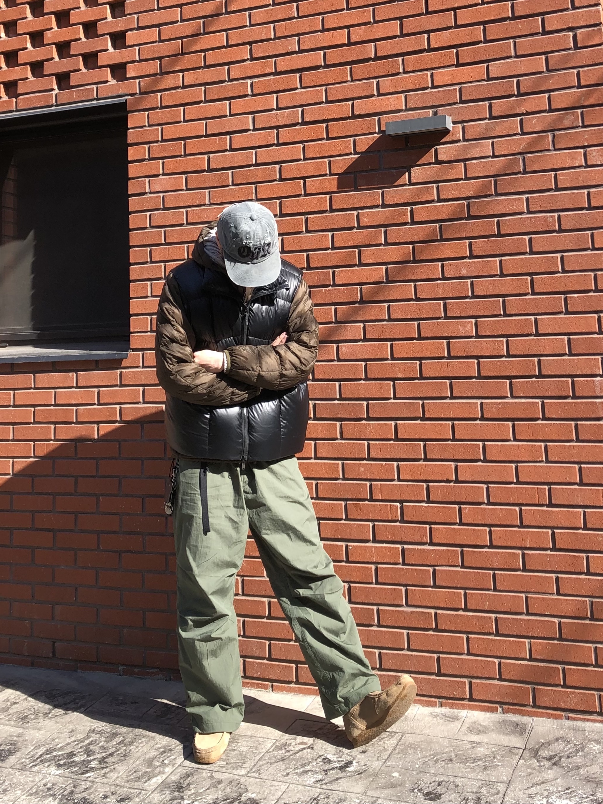 Gatherlazy Washed Damage Our Cap Charcoal 착용 스타일 - 2