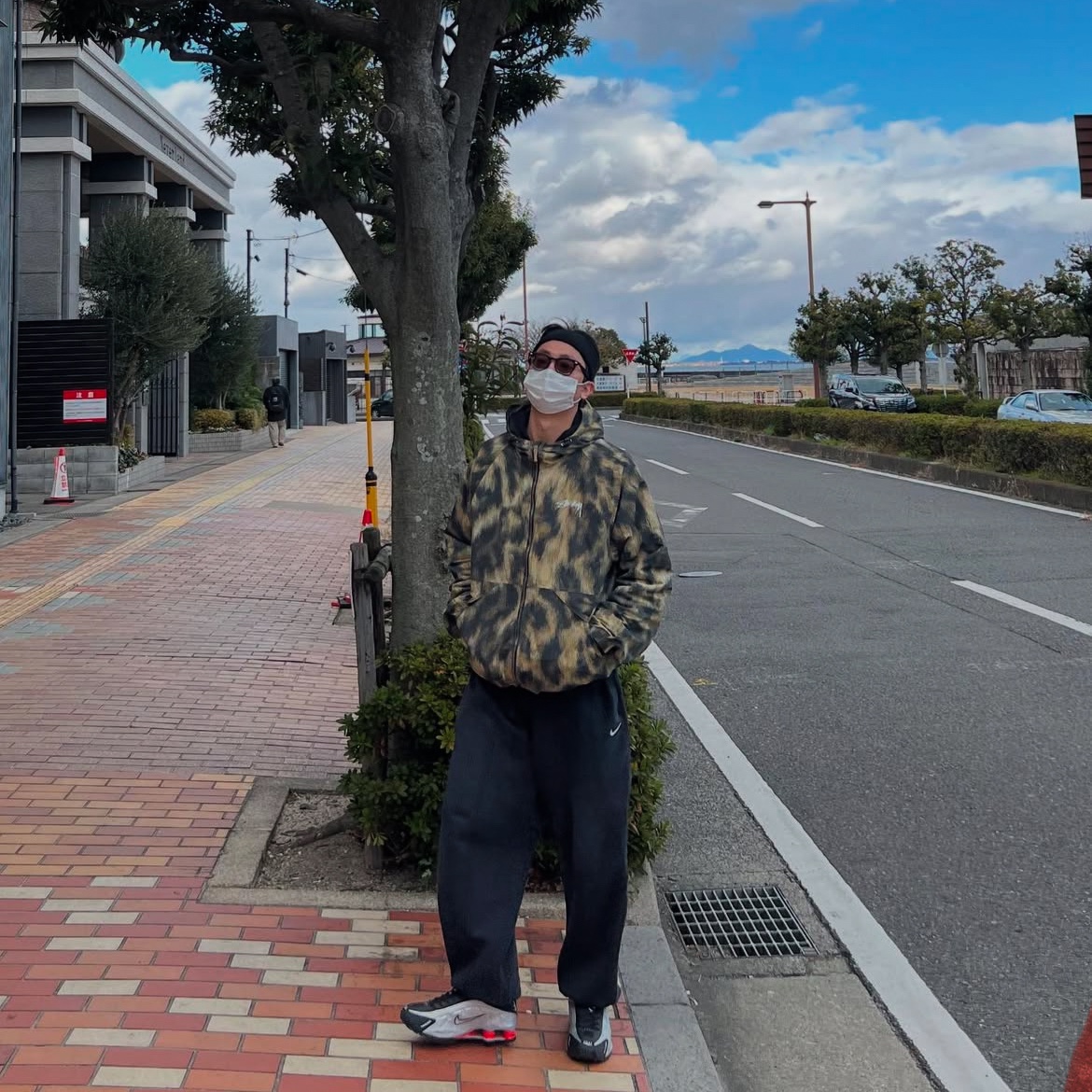 Stussy Fur Print Beach Shell Jacket Brown, Nike Shox R4 Black and Metallic Silver 착용 스타일