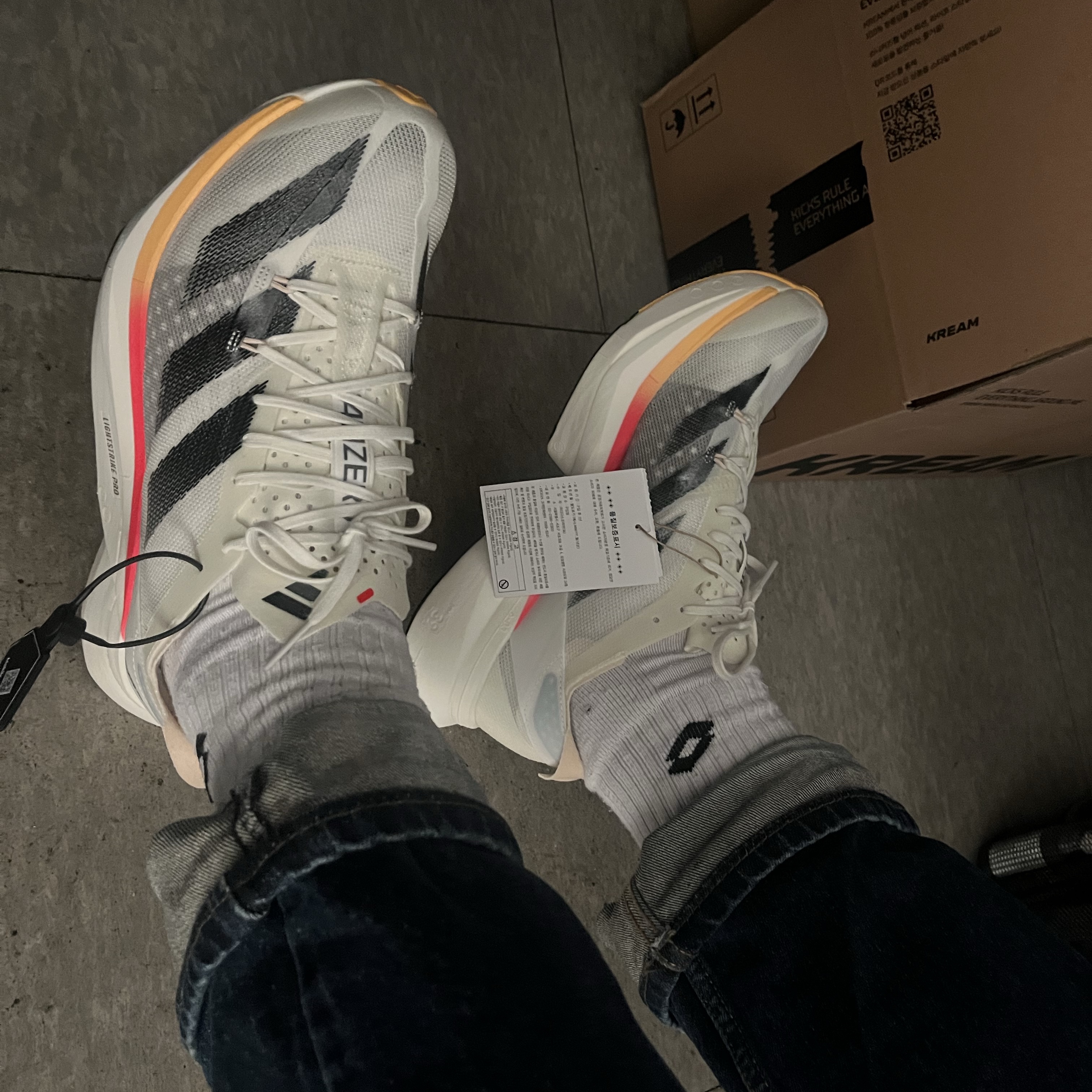 Adidas Adizero Adios Pro 3 Ivory Crystal Sand 착용 스타일 - 1