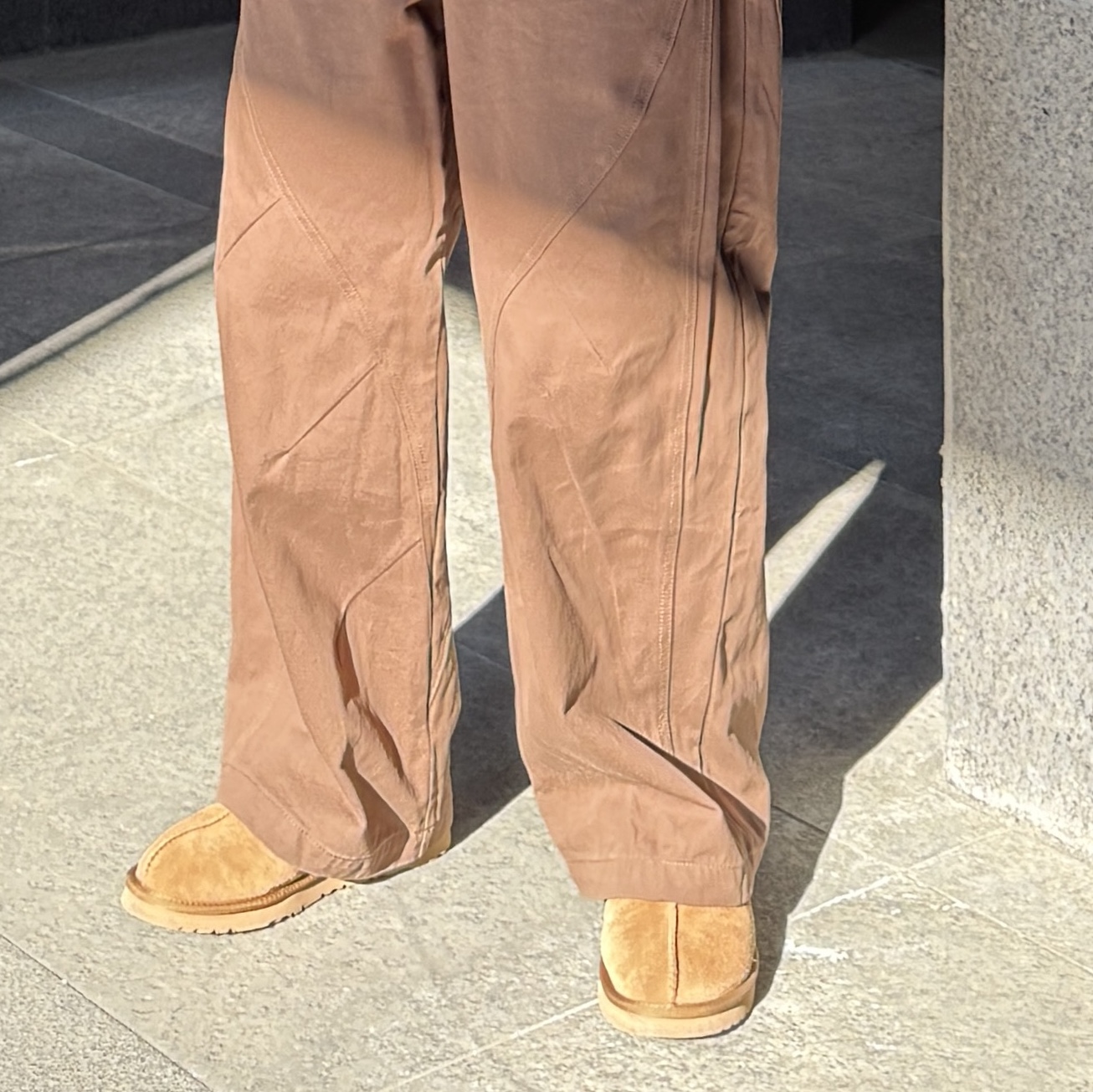 UGG Tasman Slipper Chestnut 착용 스타일