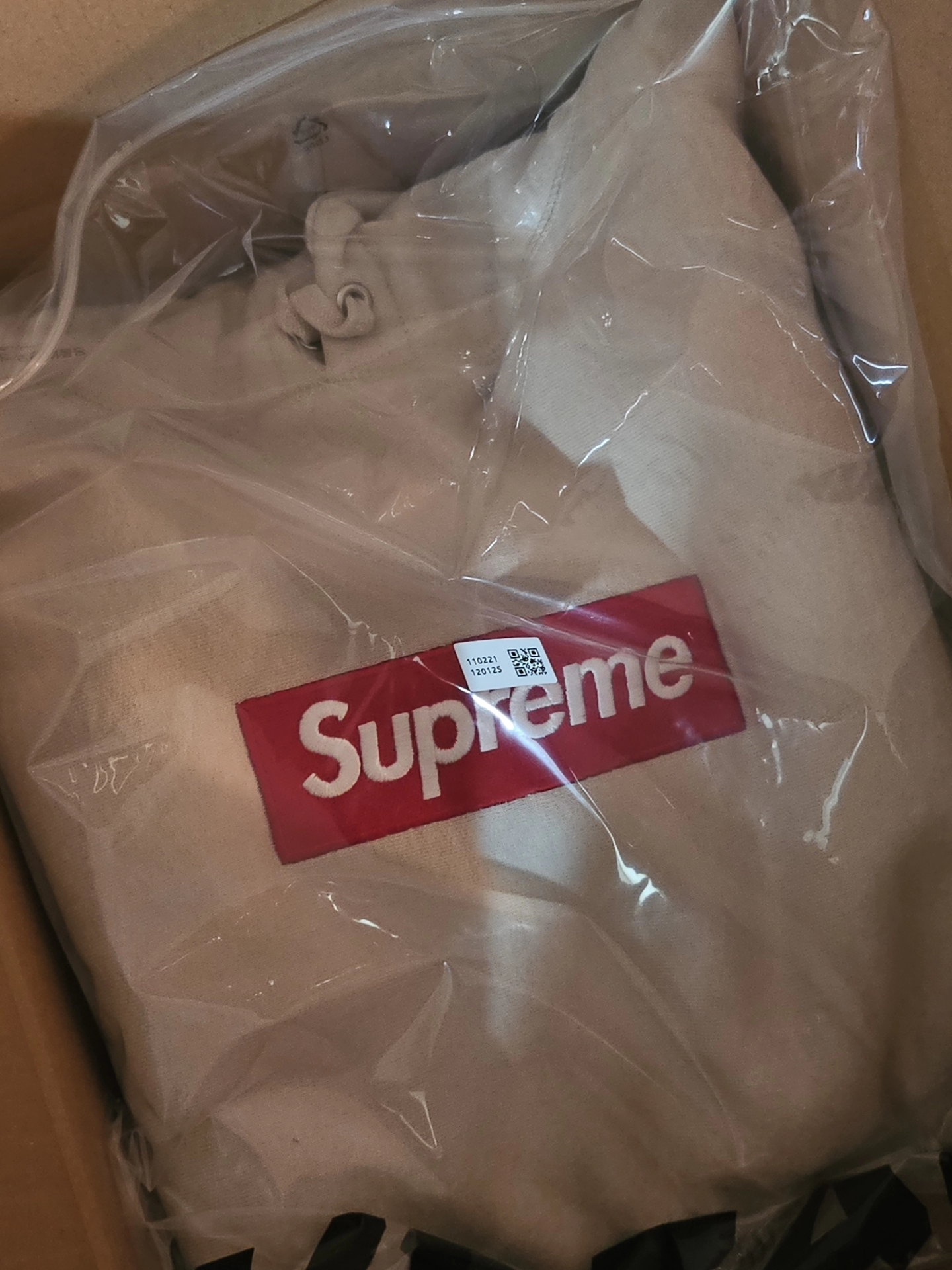 Supreme Box Logo Hooded Sweatshirt Stone - 24FW 착용 스타일