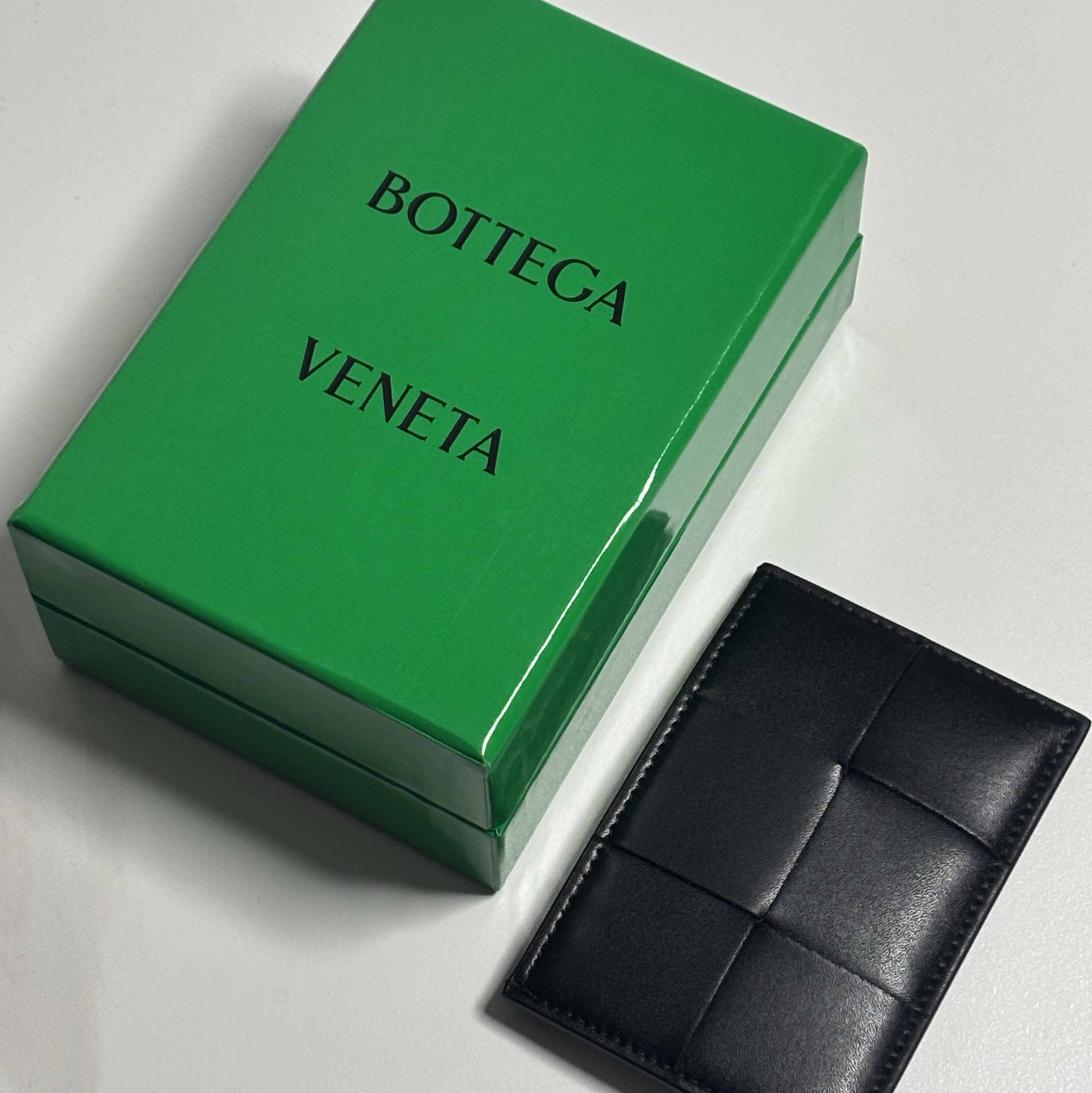Bottega Veneta Credit Card Case Calfskin Black 착용 스타일