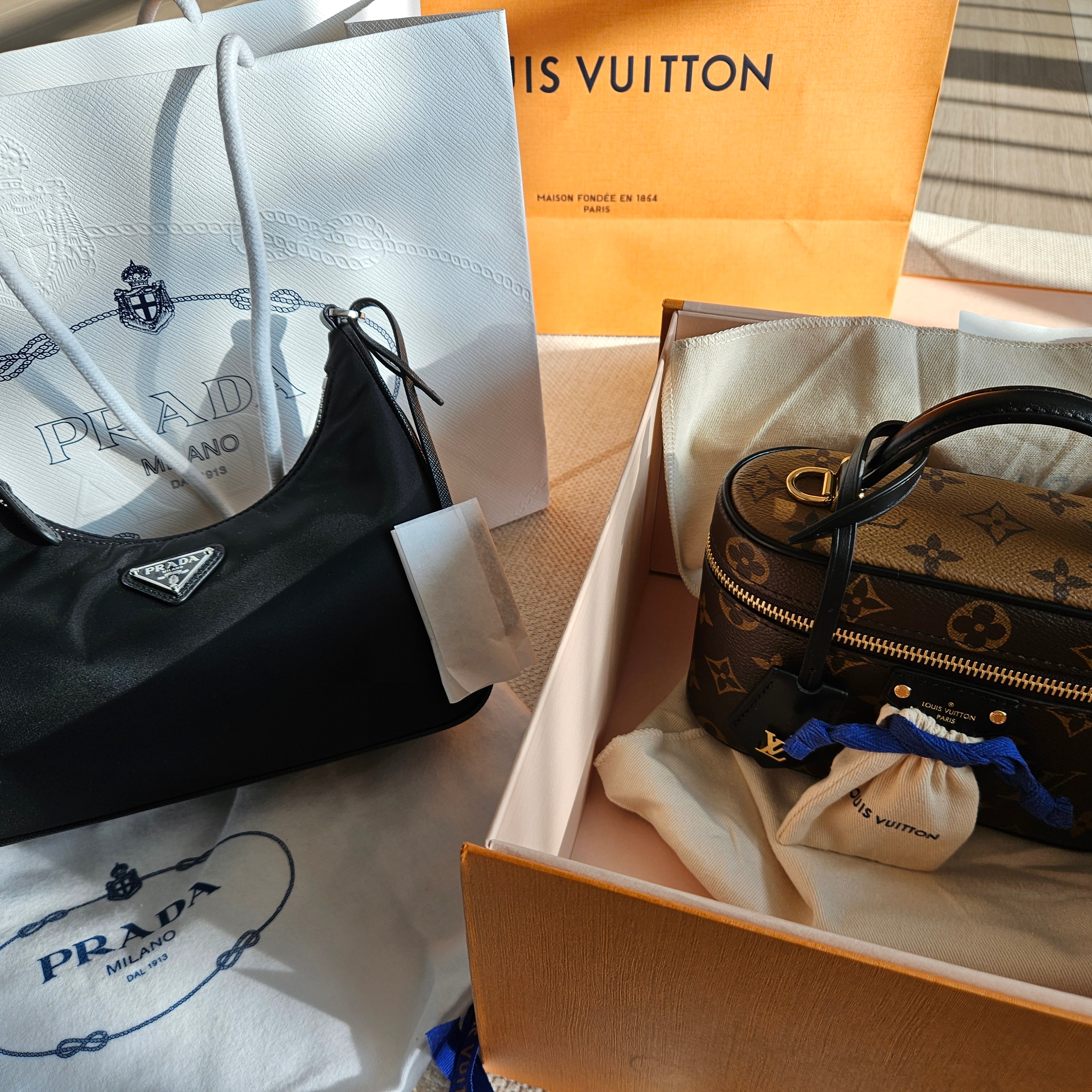 Louis Vuitton Vanity Chain Pouch Monogram Reverse, Prada Re-Edition 2005 Re-Nylon Shoulder Bag Black 착용 스타일
