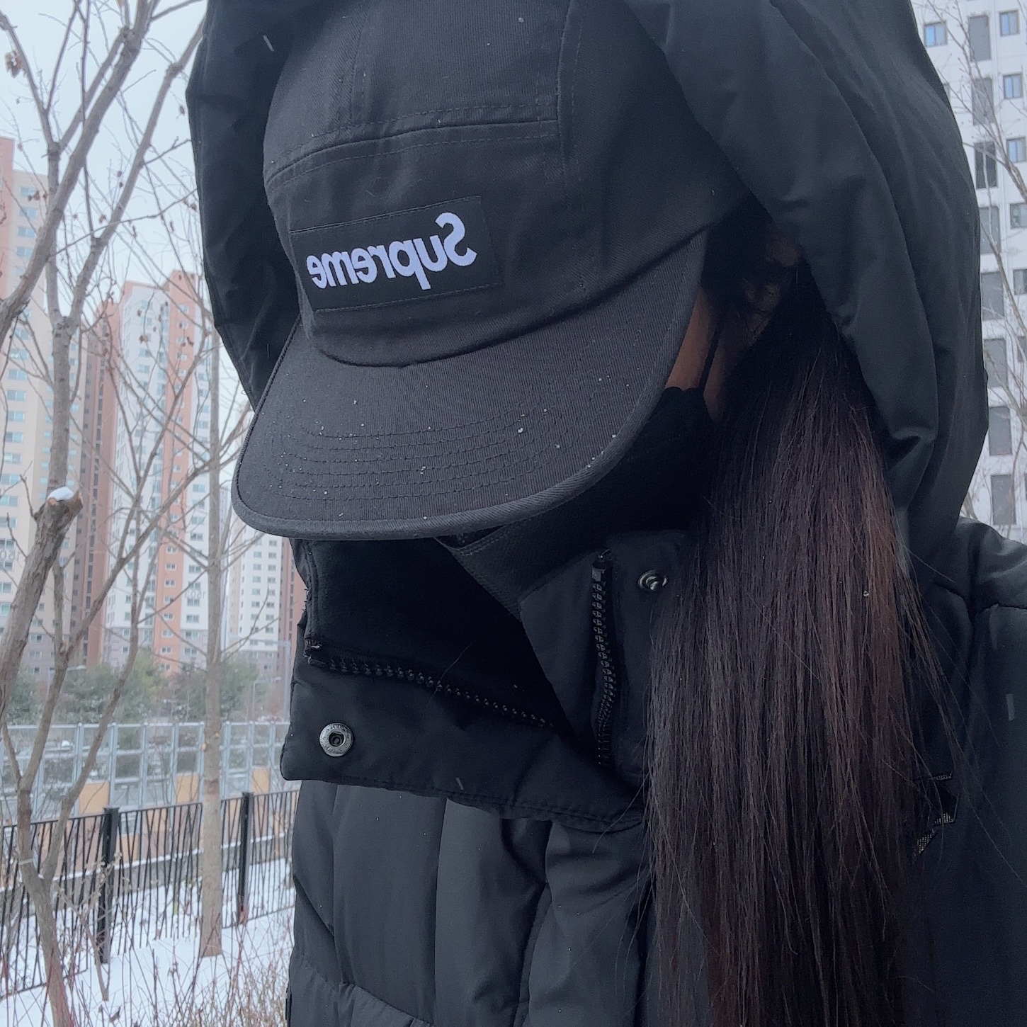Supreme Washed Chino Twill Camp Cap Black 착용 스타일 - 1