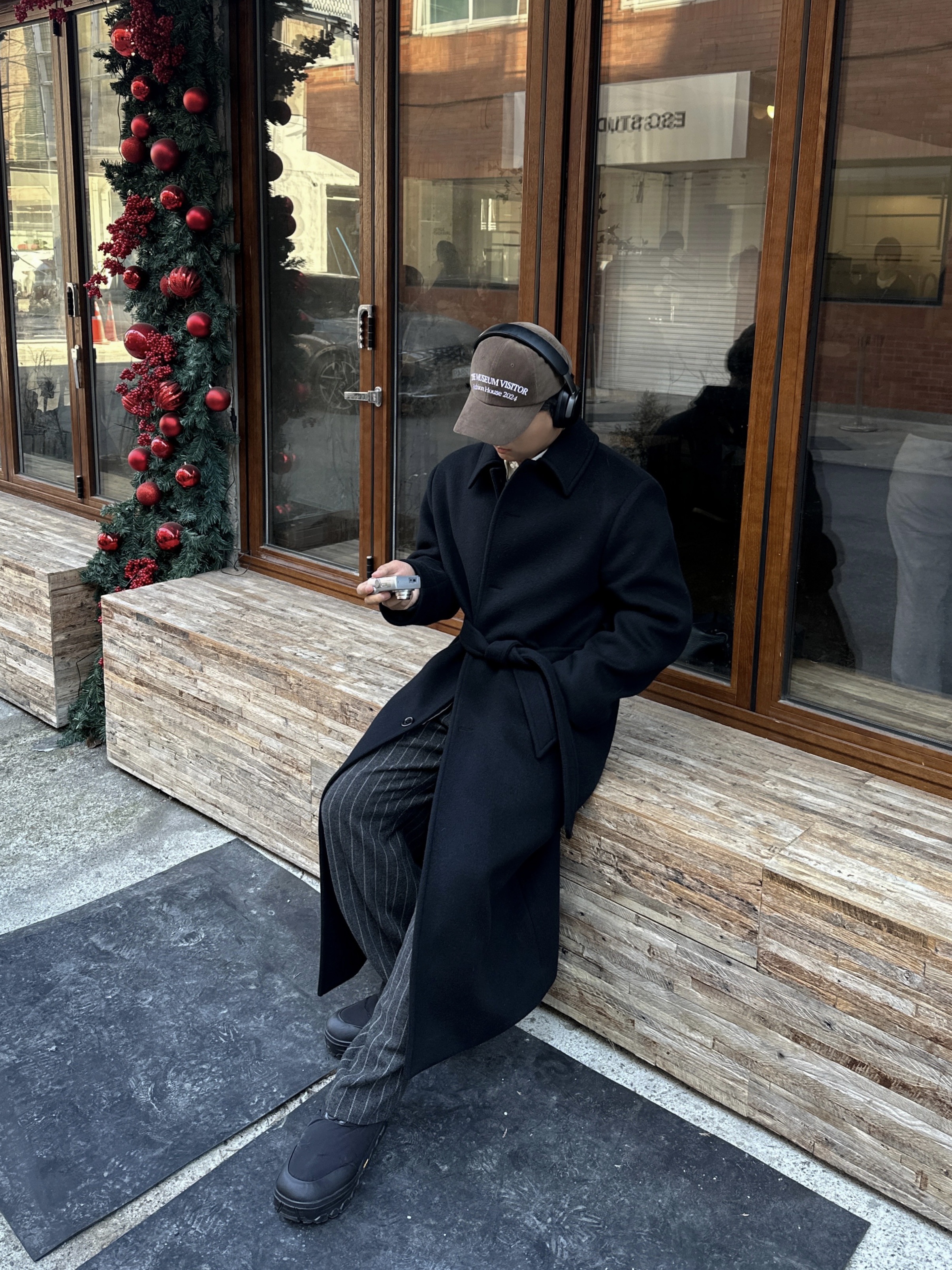 Amomento Mens Single Breasted Long Coat Black - 24FW, The Museum Visitor Corduroy Ball Cap Brown 착용 스타일 - 2