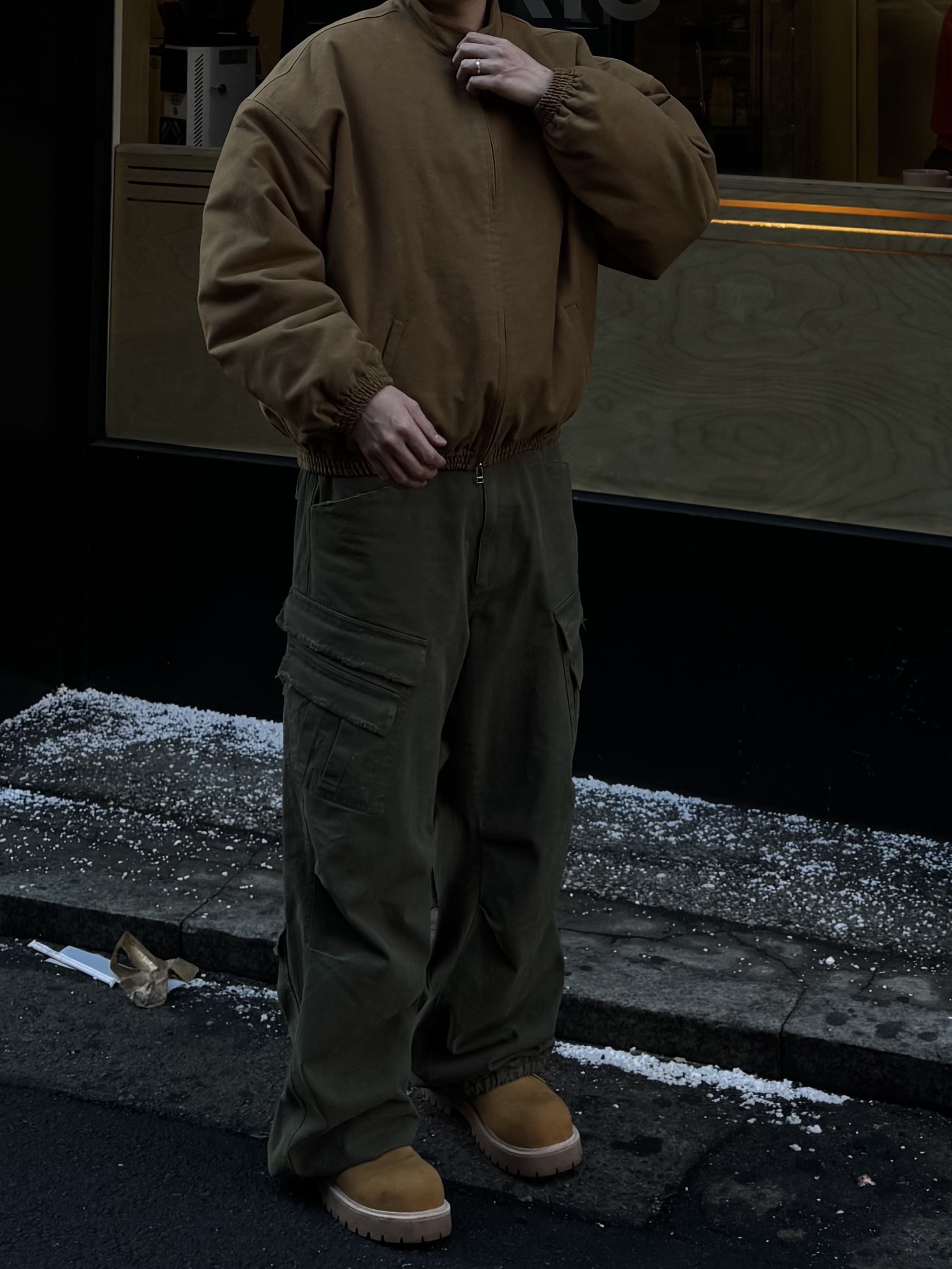 Nonnod Moleskin Bomber Camel, Nonnod Double Pocket Cargo Pants Vintage Khaki 착용 스타일 - 4