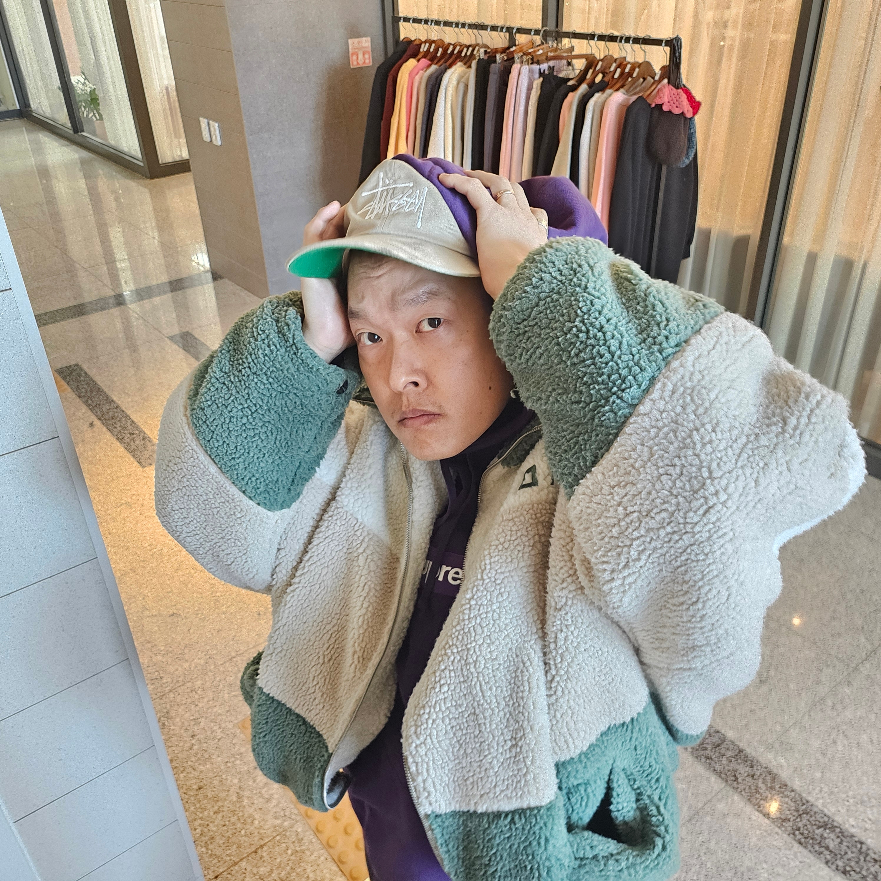 Supreme Box Logo Hooded Sweatshirt Dark Purple - 23FW, Stussy Basic Strapback Cap Khaki 착용 스타일 - 2