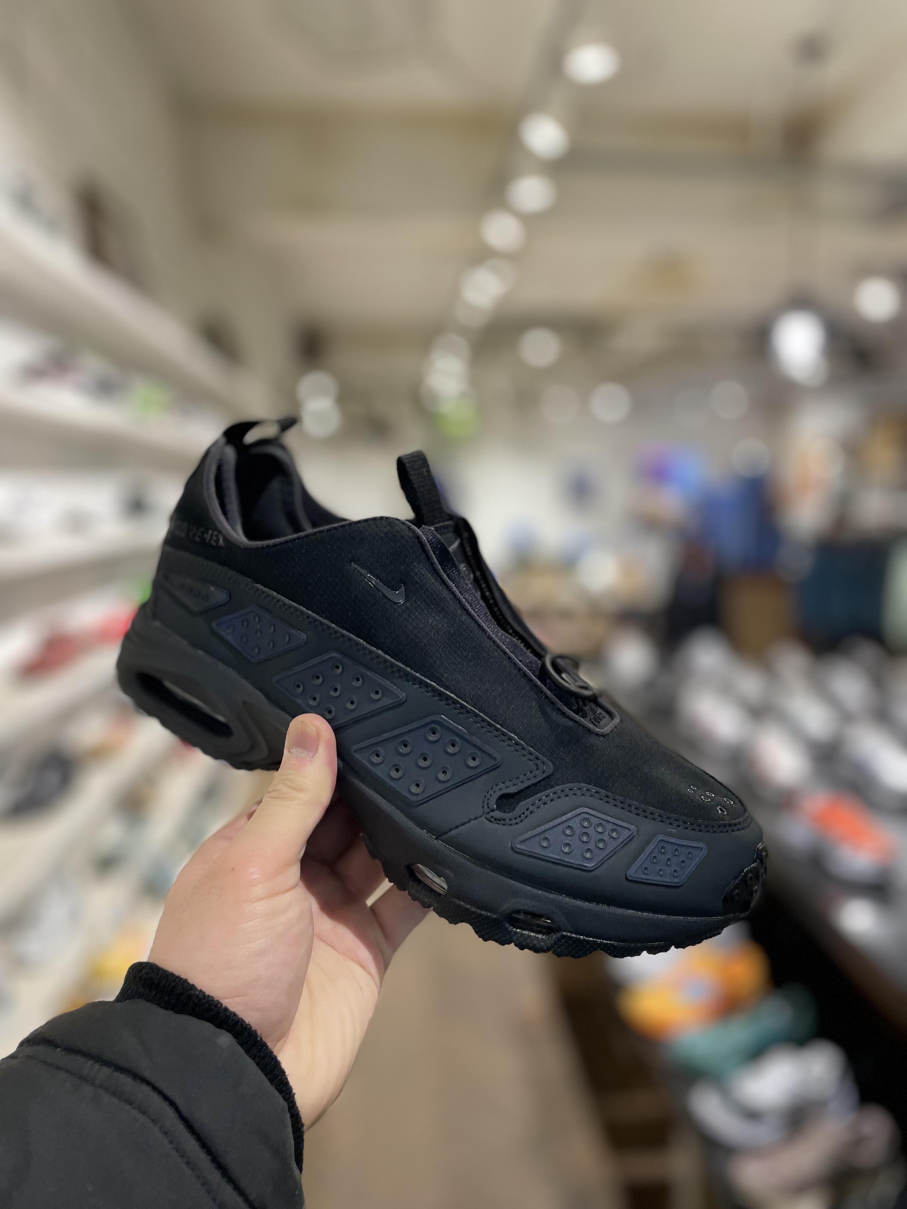 (W) Nike Air Max SNDR Gore-Tex Black and Dark Smoke Grey 착용 스타일