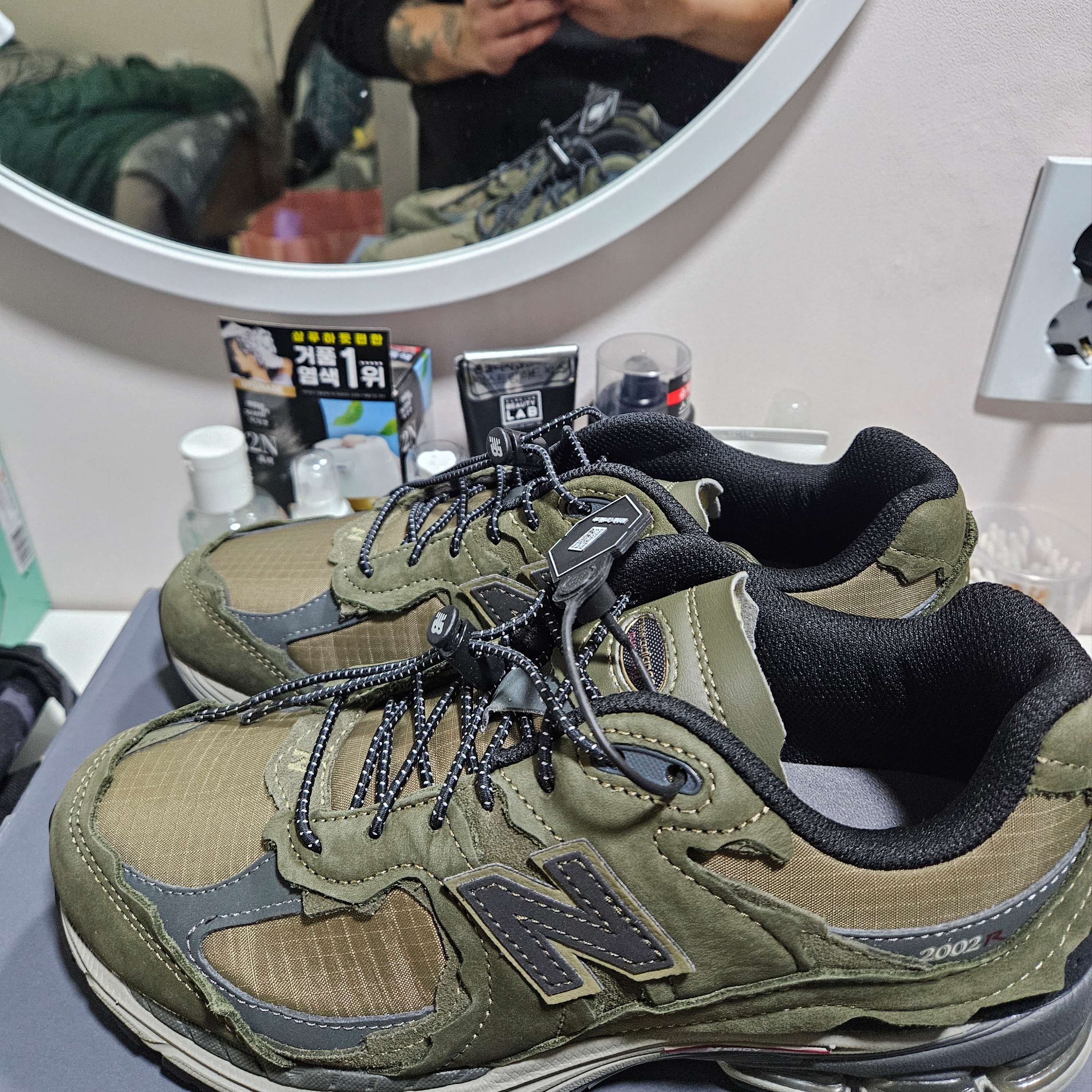 New Balance 2002R Protection Dark Moss 착용 스타일 - 1