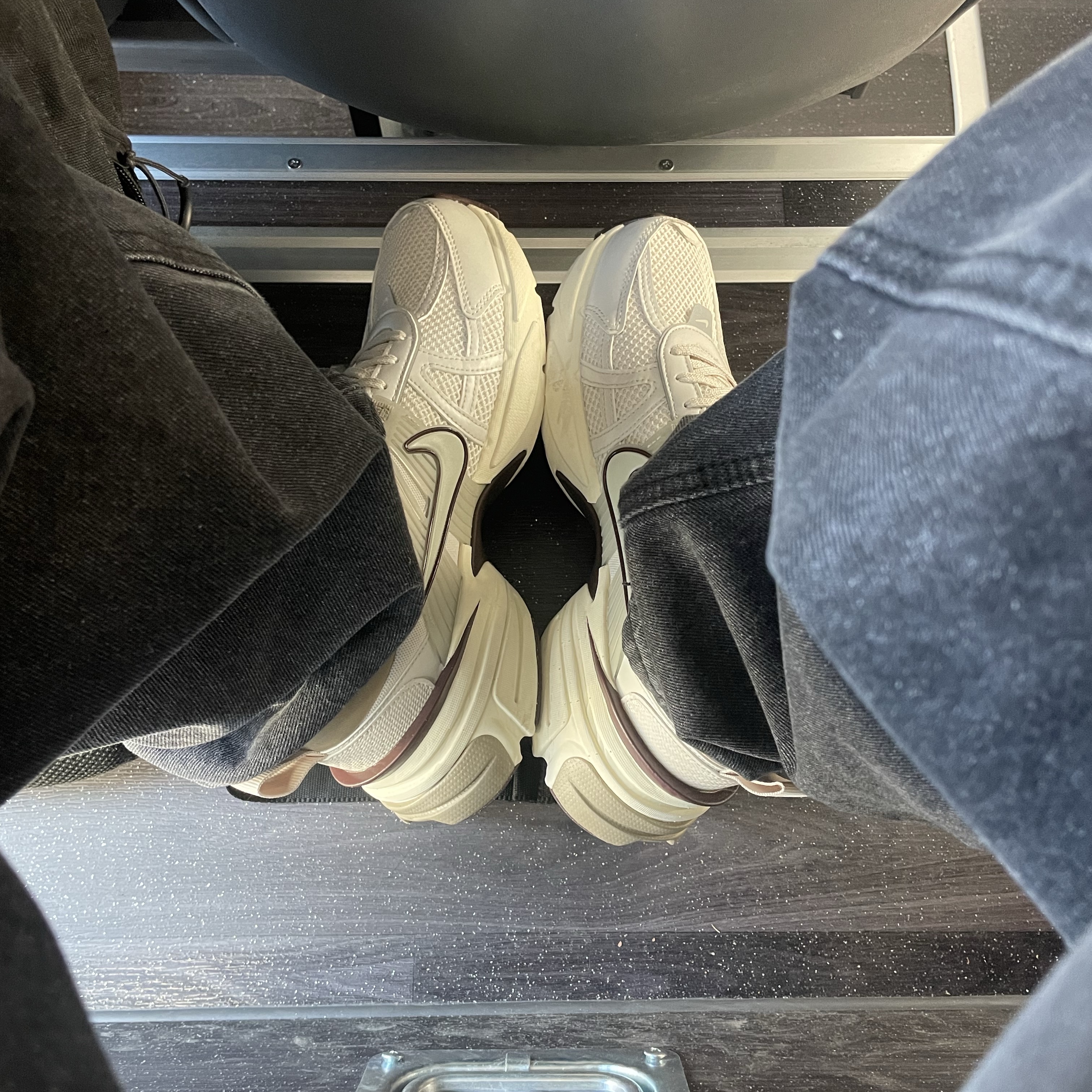 Nike V2K Run Light Orewood Brown Khaki 착용 스타일