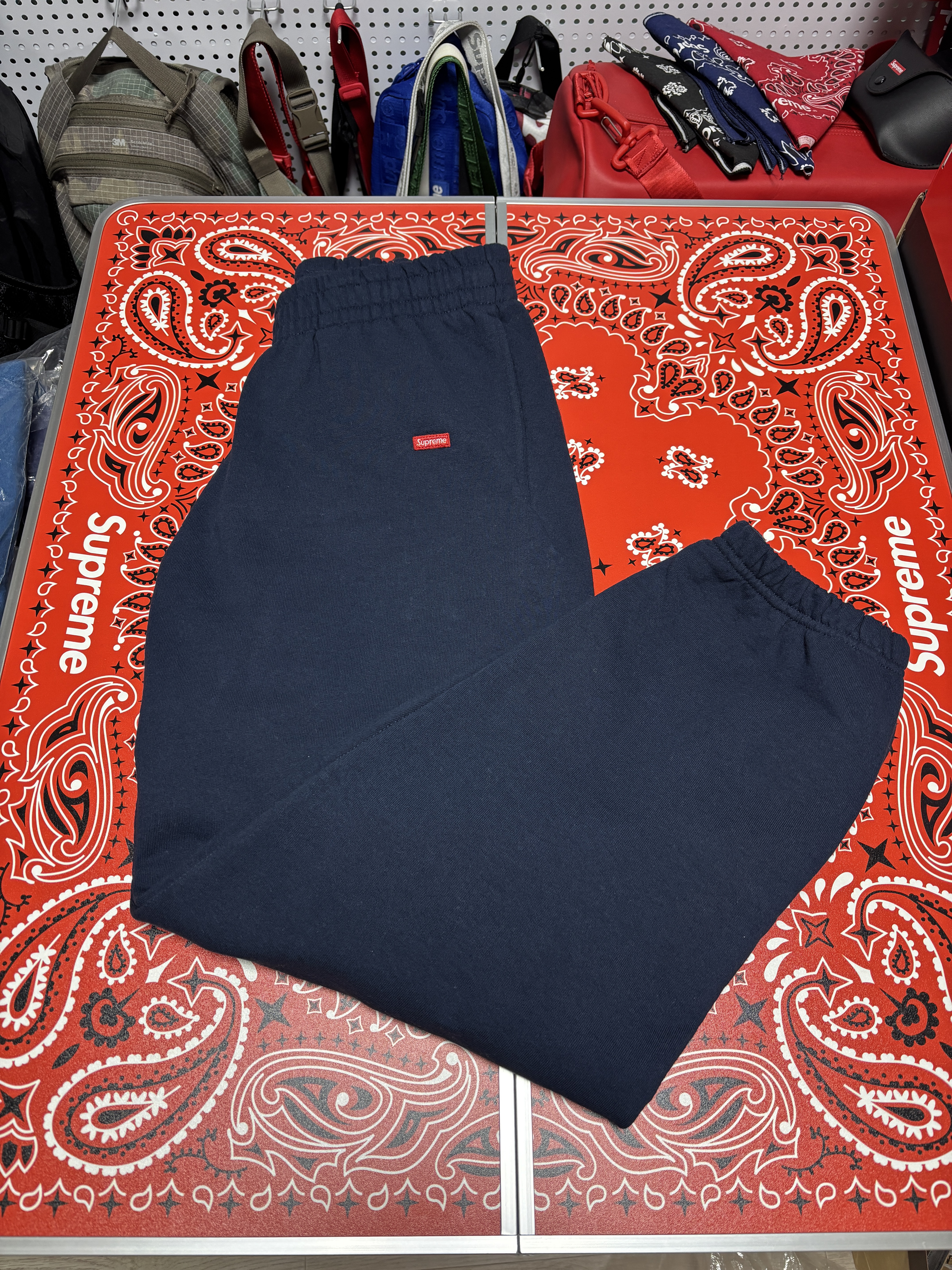 Supreme Arc Denim Coaches Jacket Olive - 24SS, Supreme Small Box Sweatpant Navy - 24FW 착용 스타일 - 2
