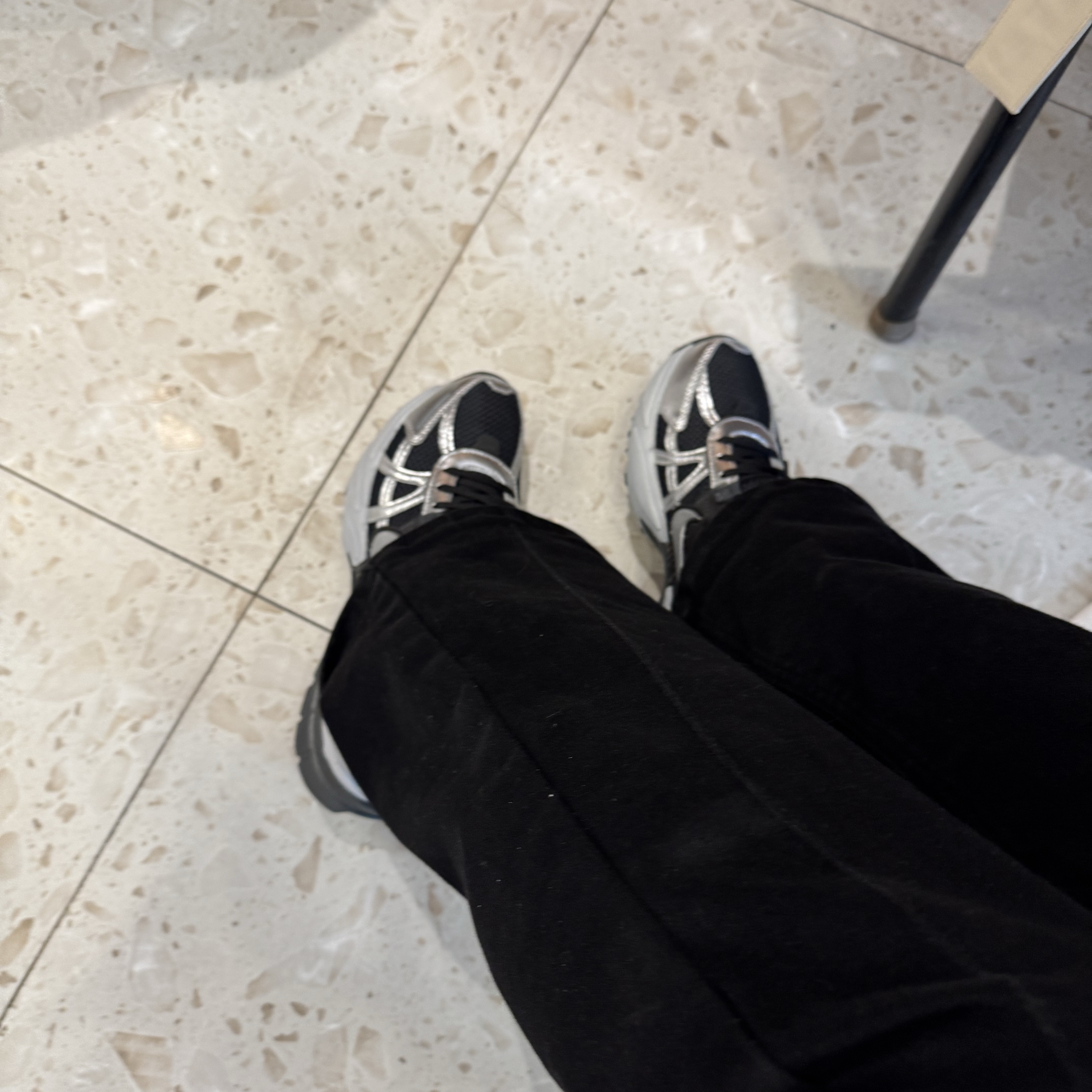 (W) Nike V2K Run Black Dark Smoke Grey 착용 스타일 - 3