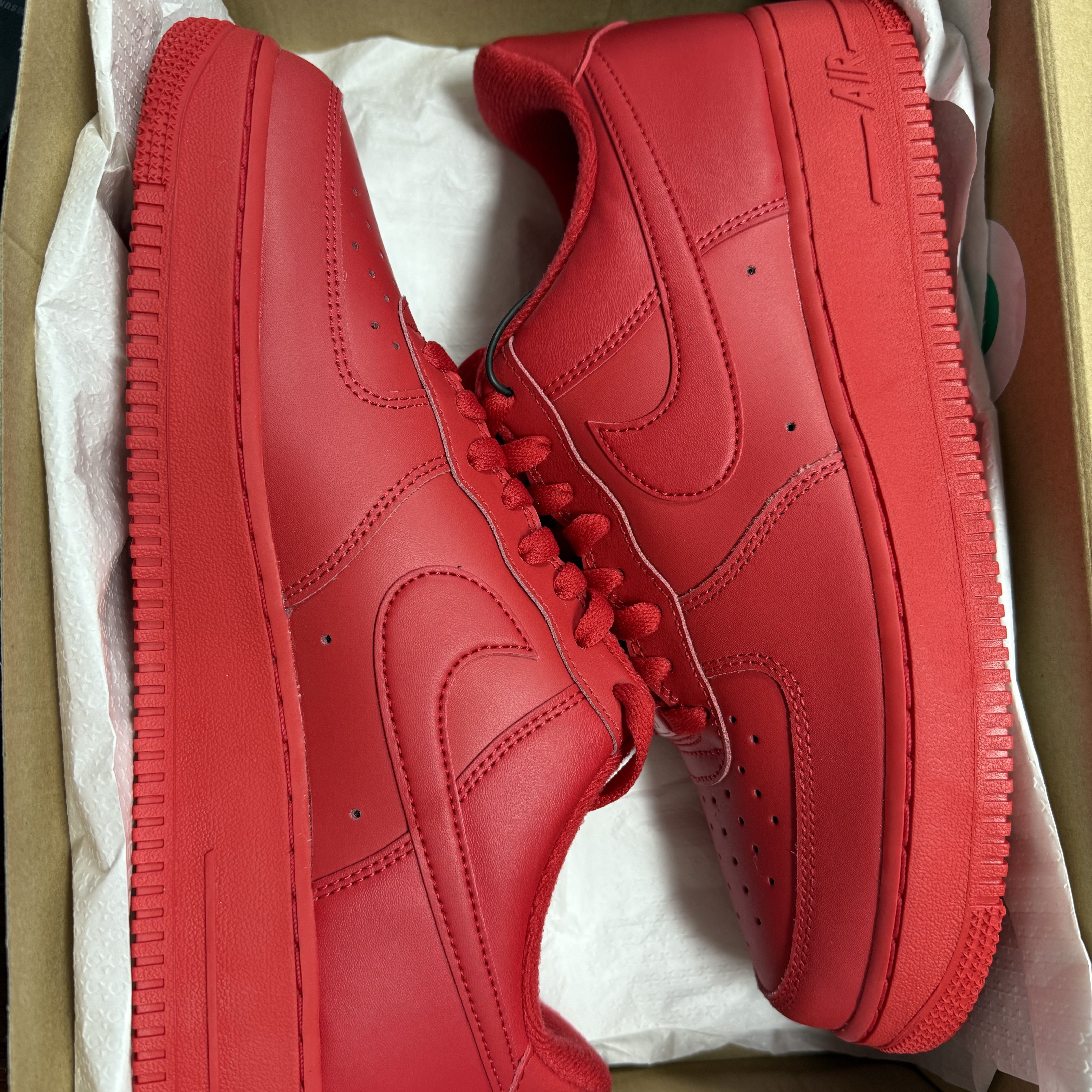 Nike Air Force 1 '07 LV8 Low 1 Triple Red 착용 스타일