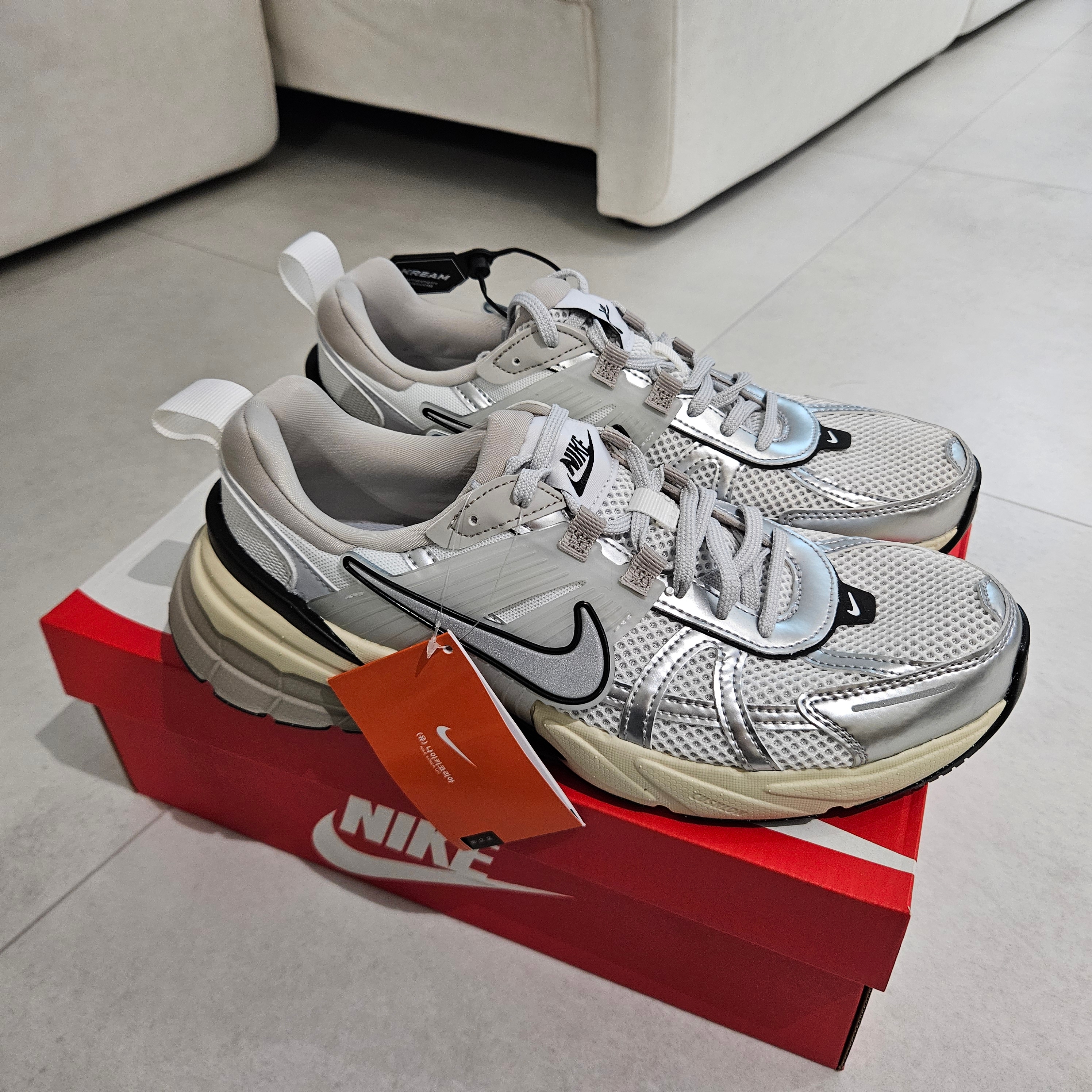 Nike V2K Run Pure Platinum Light Iron Ore 착용 스타일