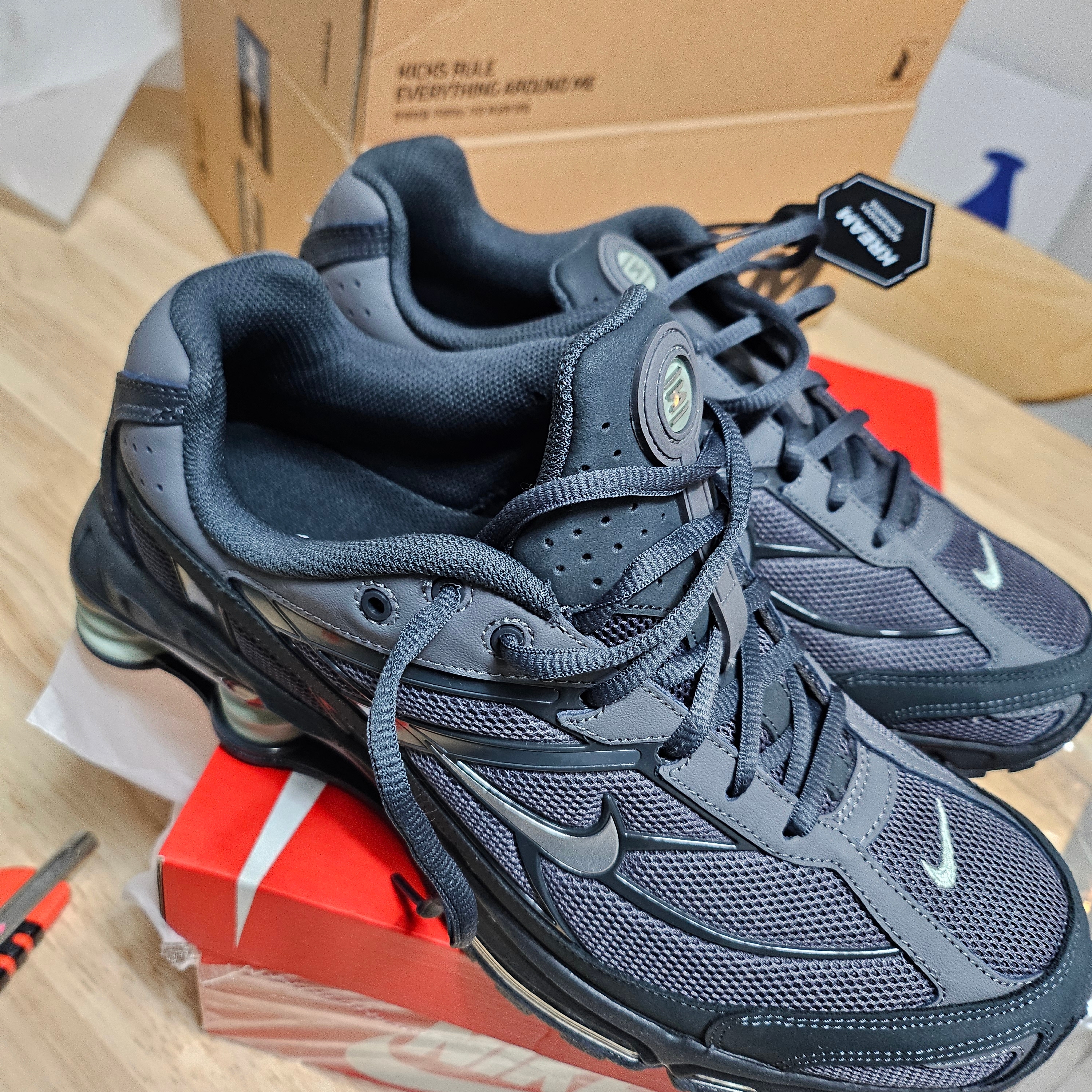 Nike Shox Ride 2 Iron Grey and Anthracite 착용 스타일 - 1