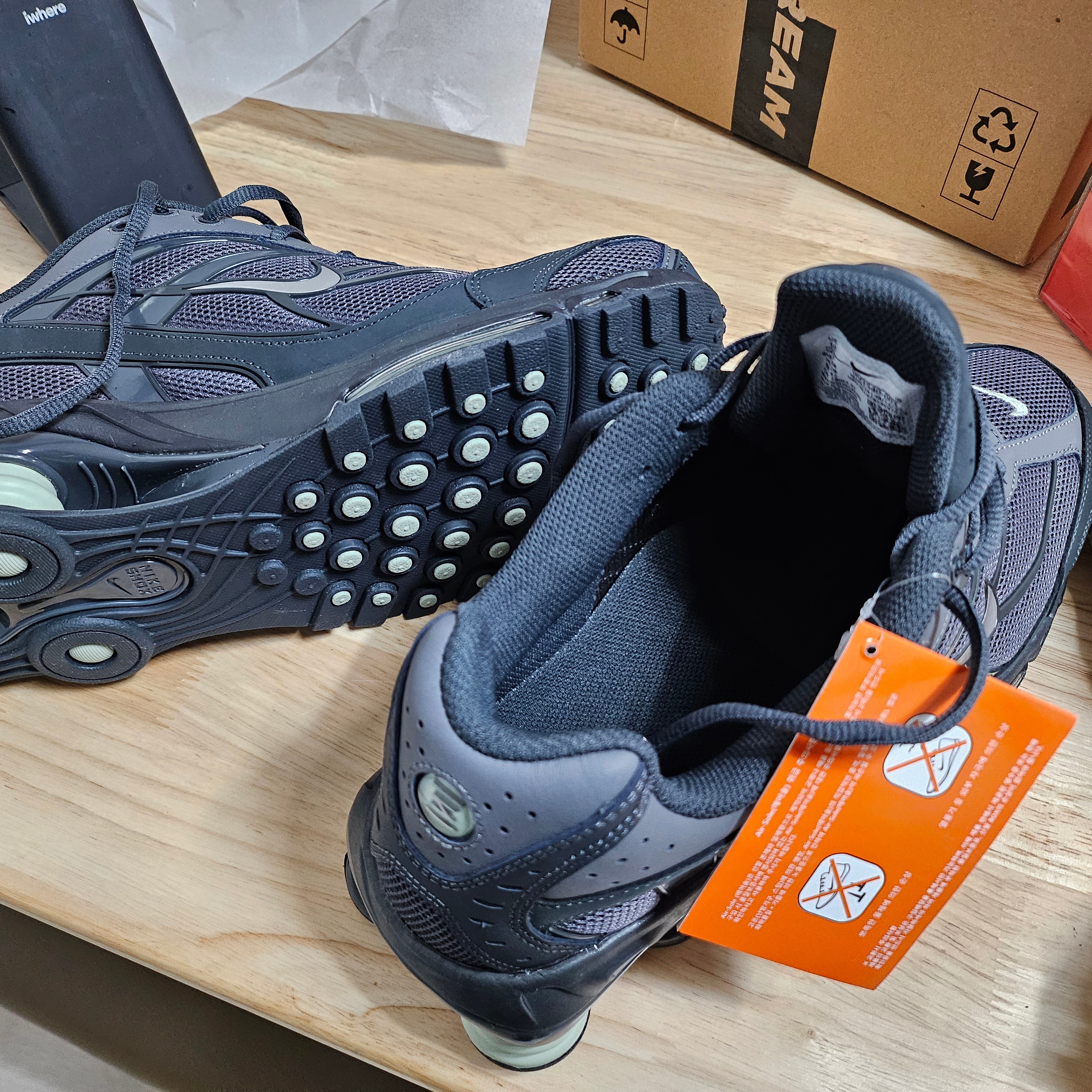 Nike Shox Ride 2 Iron Grey and Anthracite 착용 스타일 - 3