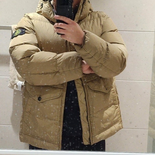 Stone Island 40723 Crinkle Reps Hooded Down Jacket Biscuit - 24FW 착용 스타일 - 1