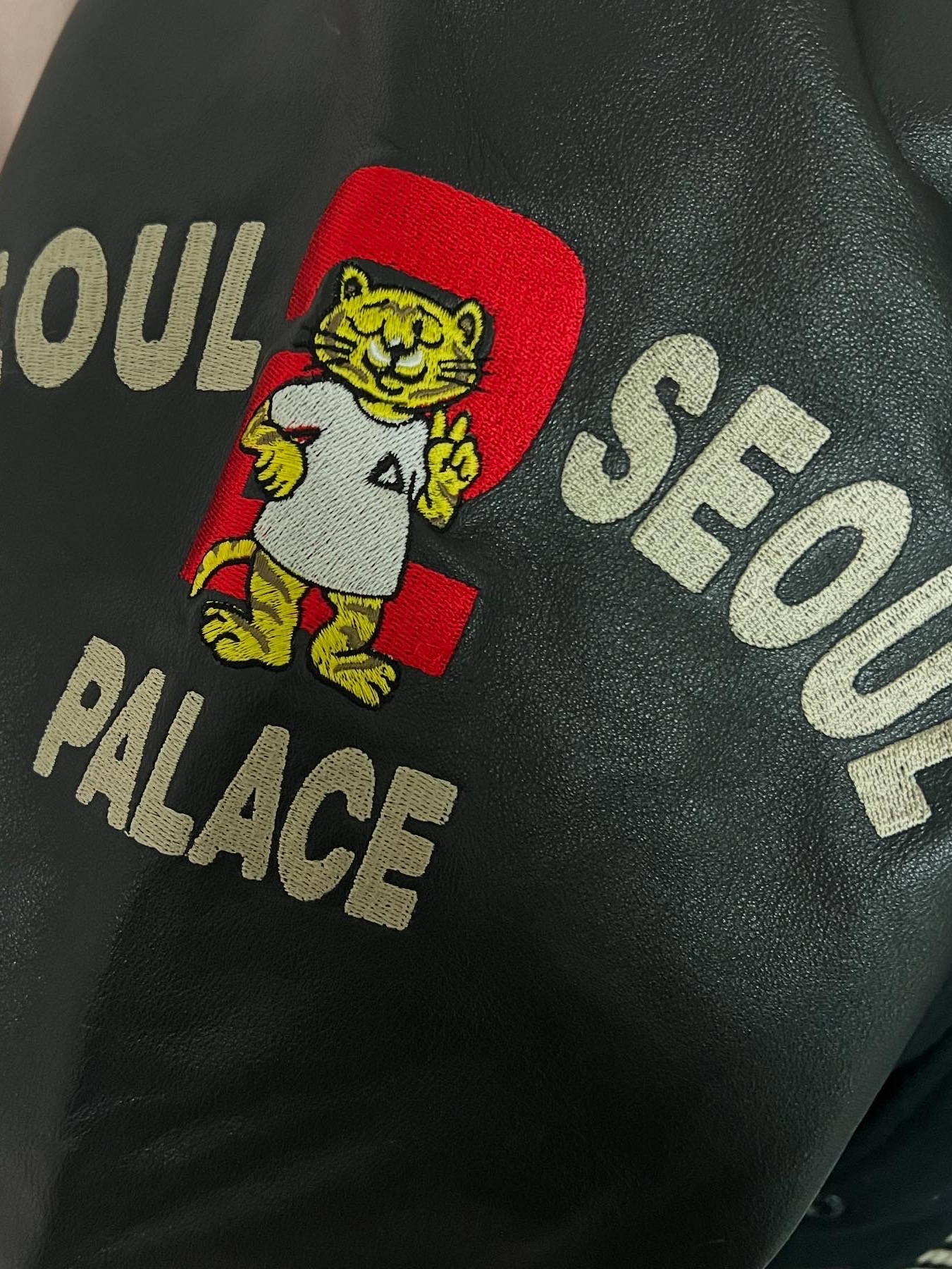 Palace Seoul 2 Seoul Varsity Jacket Black - 25SS, Palace Seoul 2 Seoul T-Shirt Black - 25SS 착용 스타일 - 4