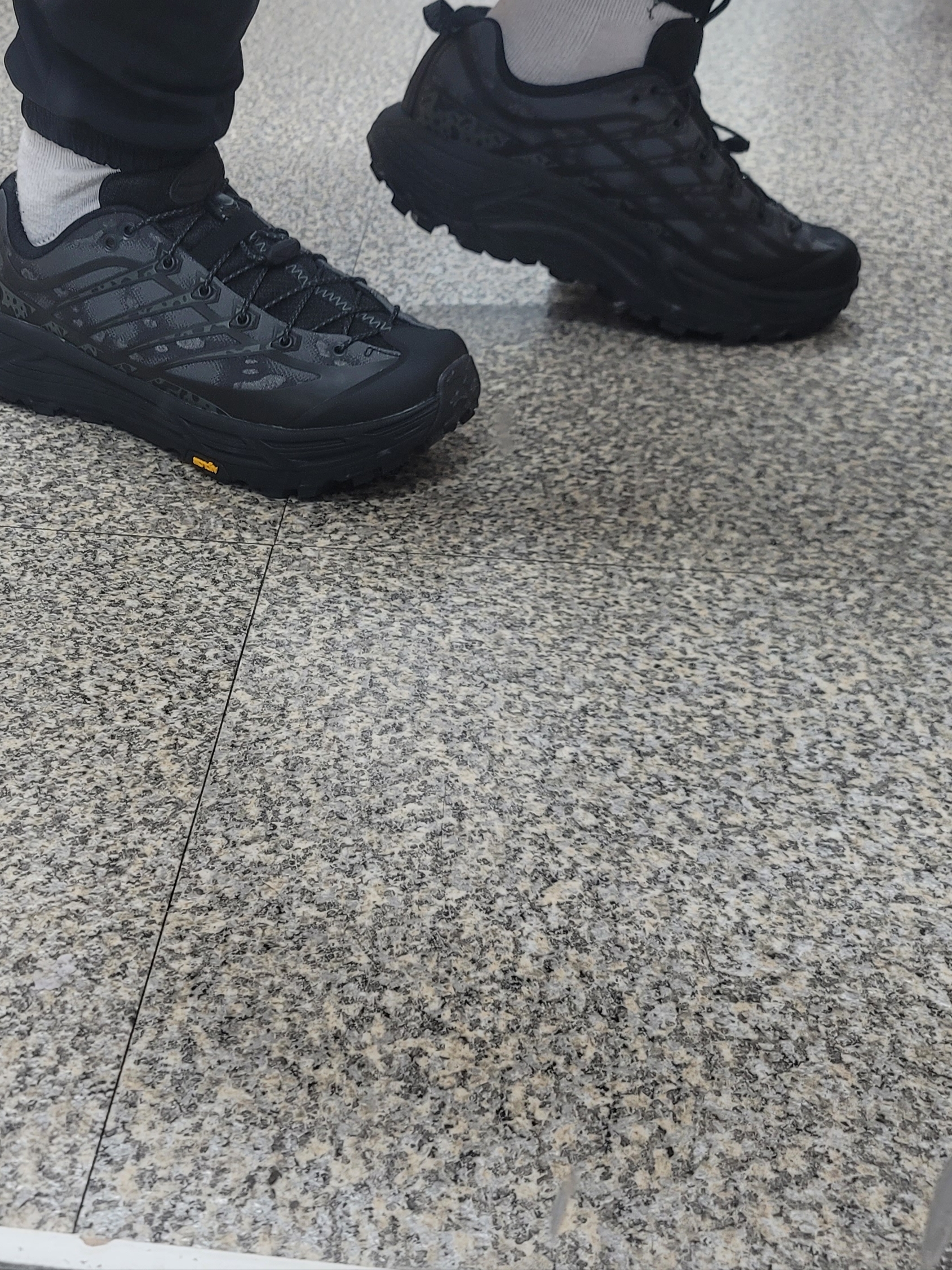 Hoka Mafate Three2 Tech Stealth Black 착용 스타일 - 1