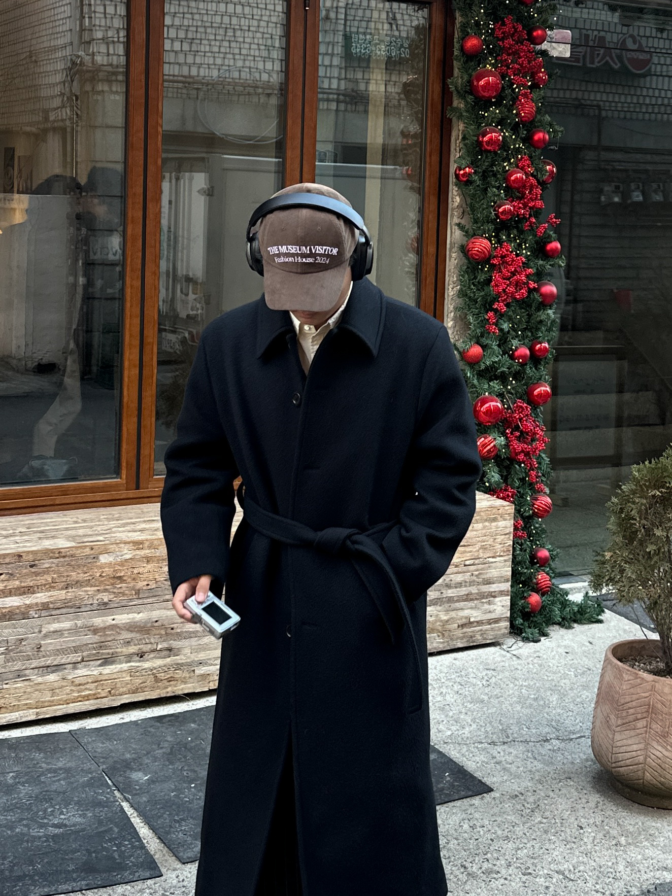 Amomento Mens Single Breasted Long Coat Black - 24FW, The Museum Visitor Corduroy Ball Cap Brown 착용 스타일 - 5
