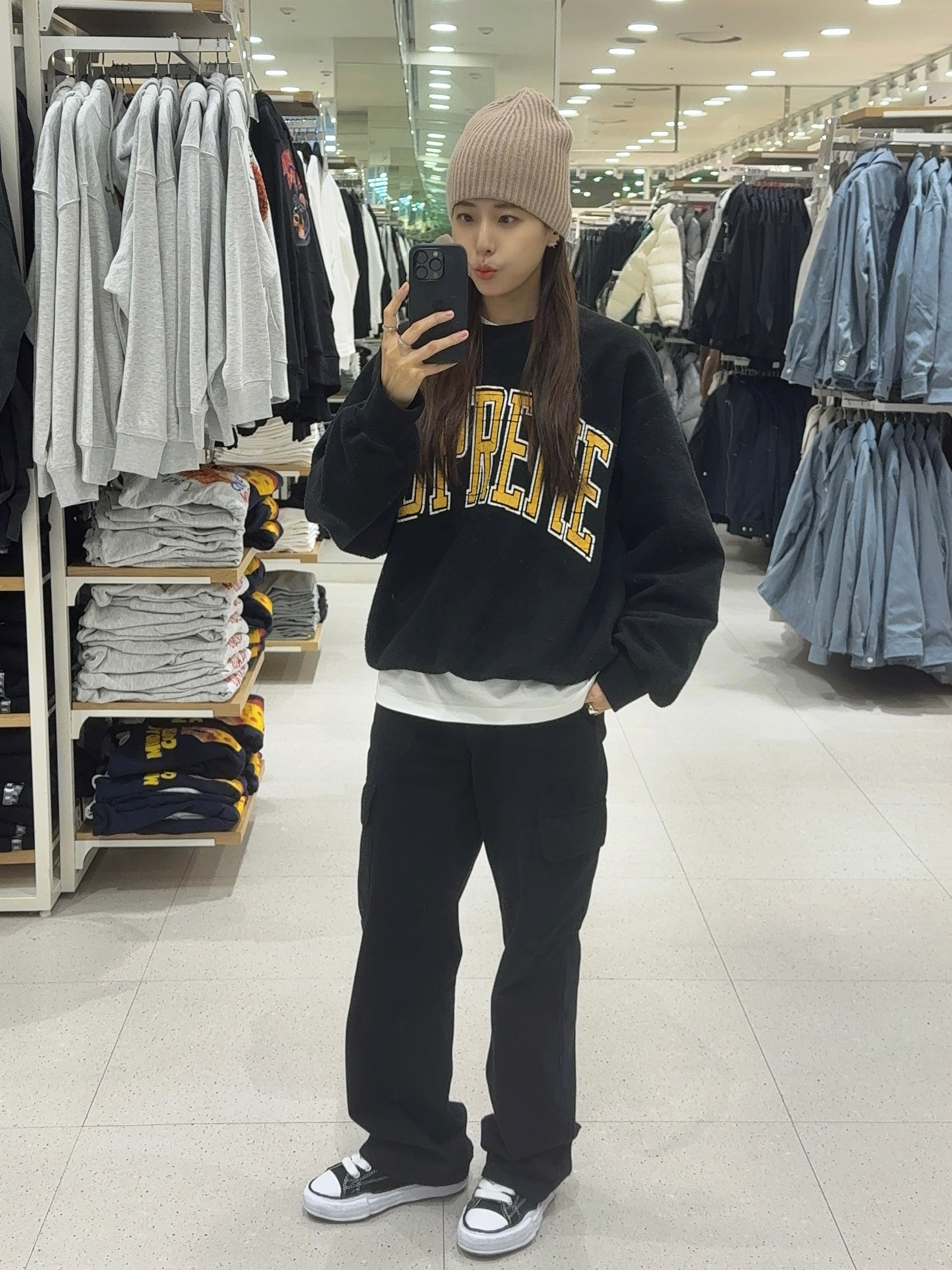 Supreme Inside Out Crewneck Black - 23FW, Maison Mihara Yasuhiro Peterson OG Sole Canvas Low Sneakers Black 착용 스타일 - 1