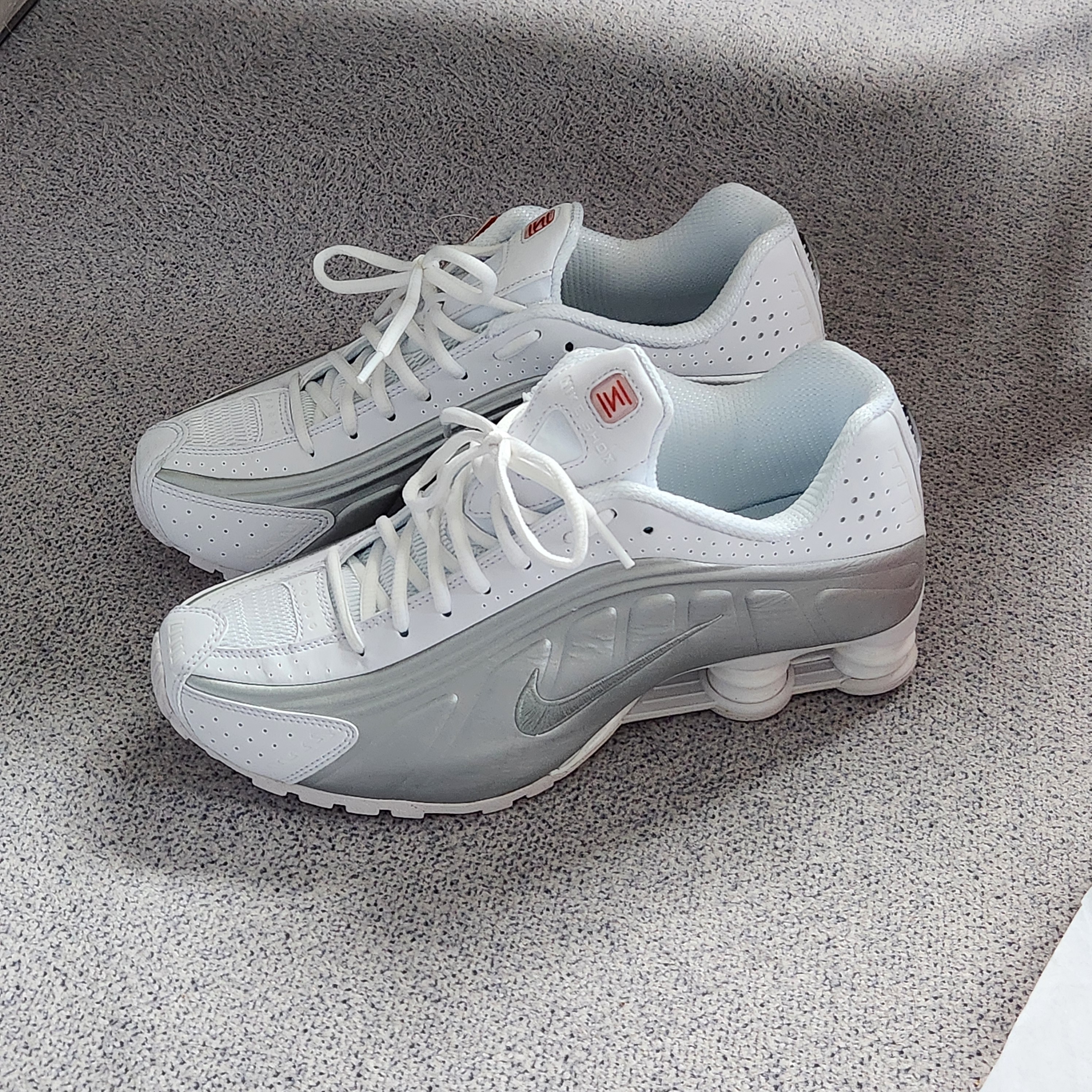 Nike Shox R4 White Bright Crimson 착용 스타일
