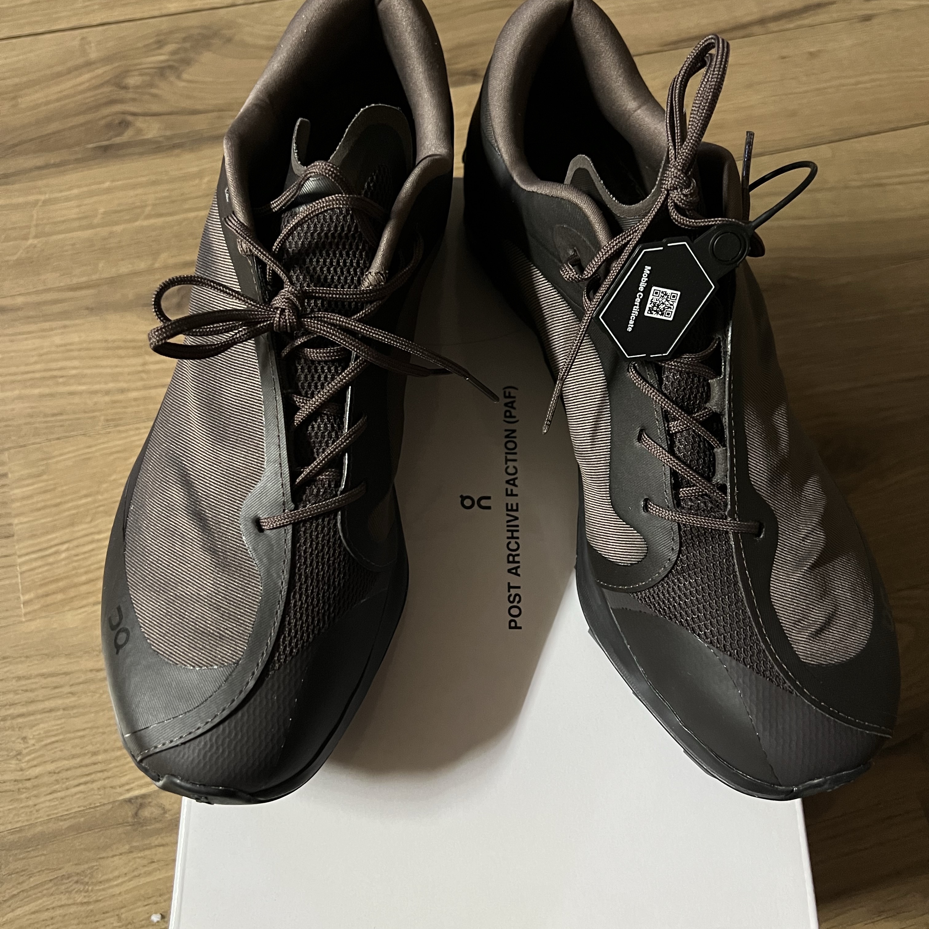On Running x Post Archive Faction (Paf) Cloudventure Peak Cacao Espresso, The North Face 1996 Retro Nuptse Down Jacket TNF Black 착용 스타일 - 2