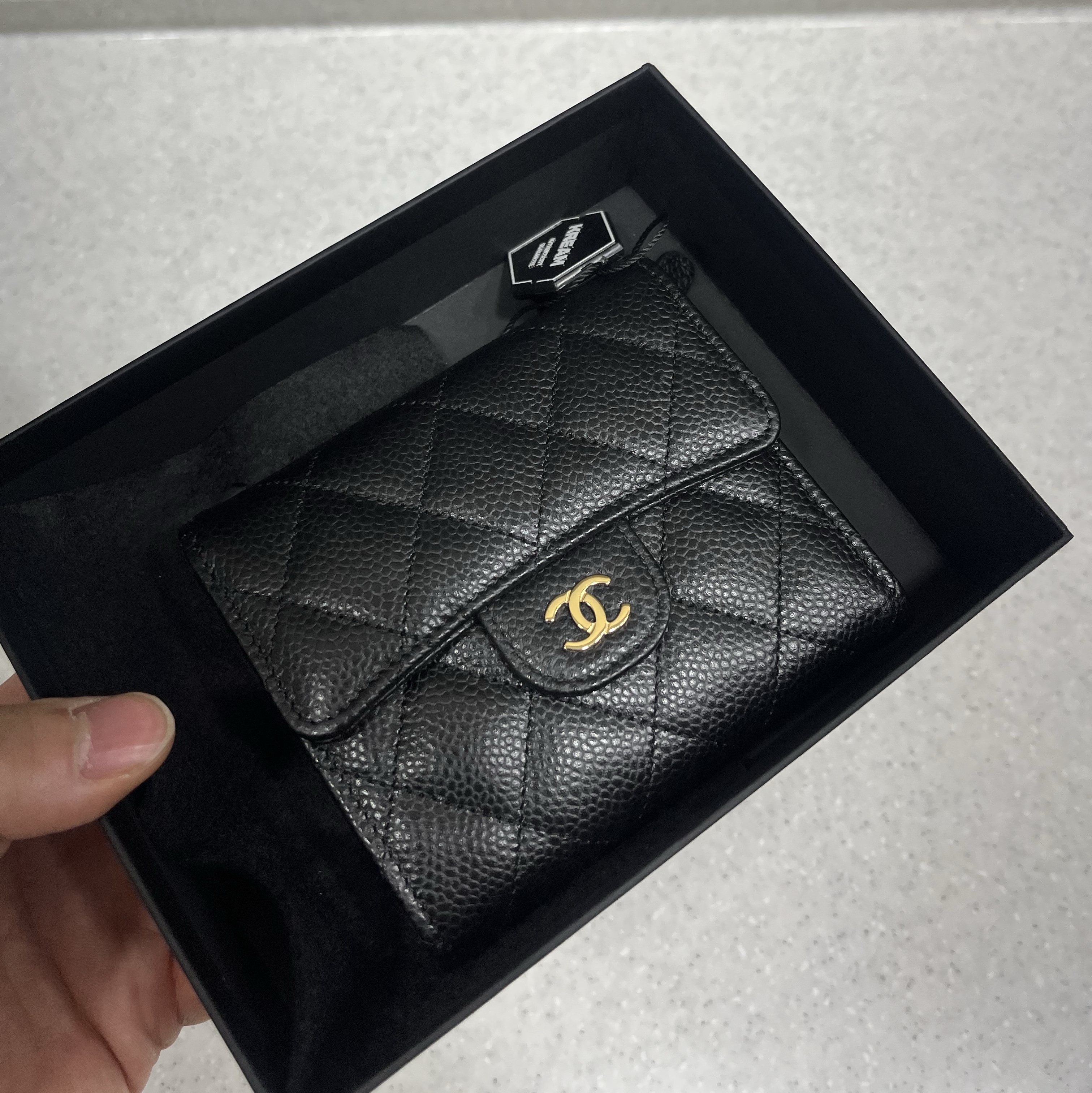 Chanel Small Classic Flap Wallet Grained Calfskin & Gold Black 착용 스타일