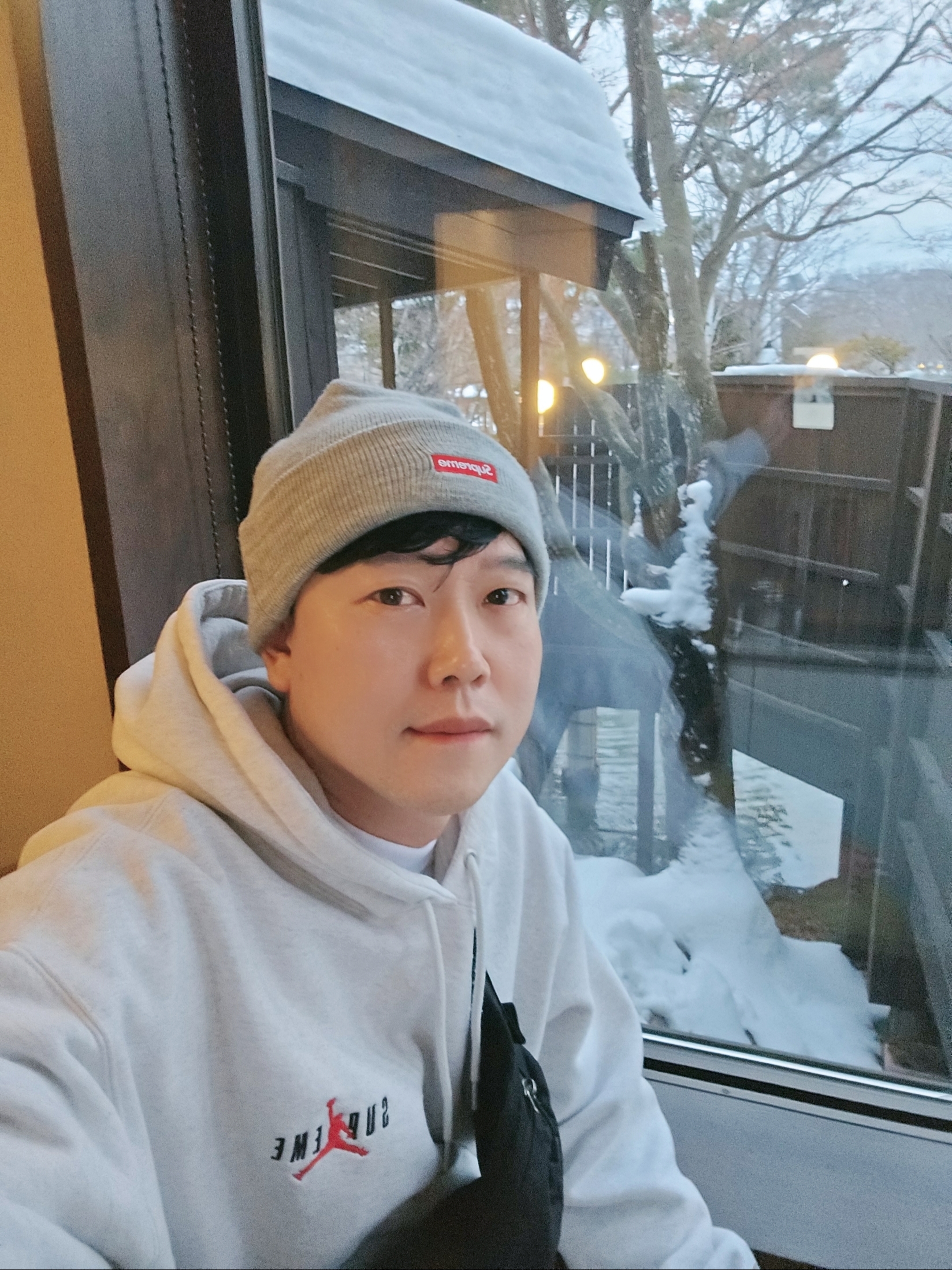 Supreme x Jordan Hooded Sweatshirt Ash Grey - 24FW, Supreme New Era S Logo Beanie Heather Grey - 23FW 착용 스타일