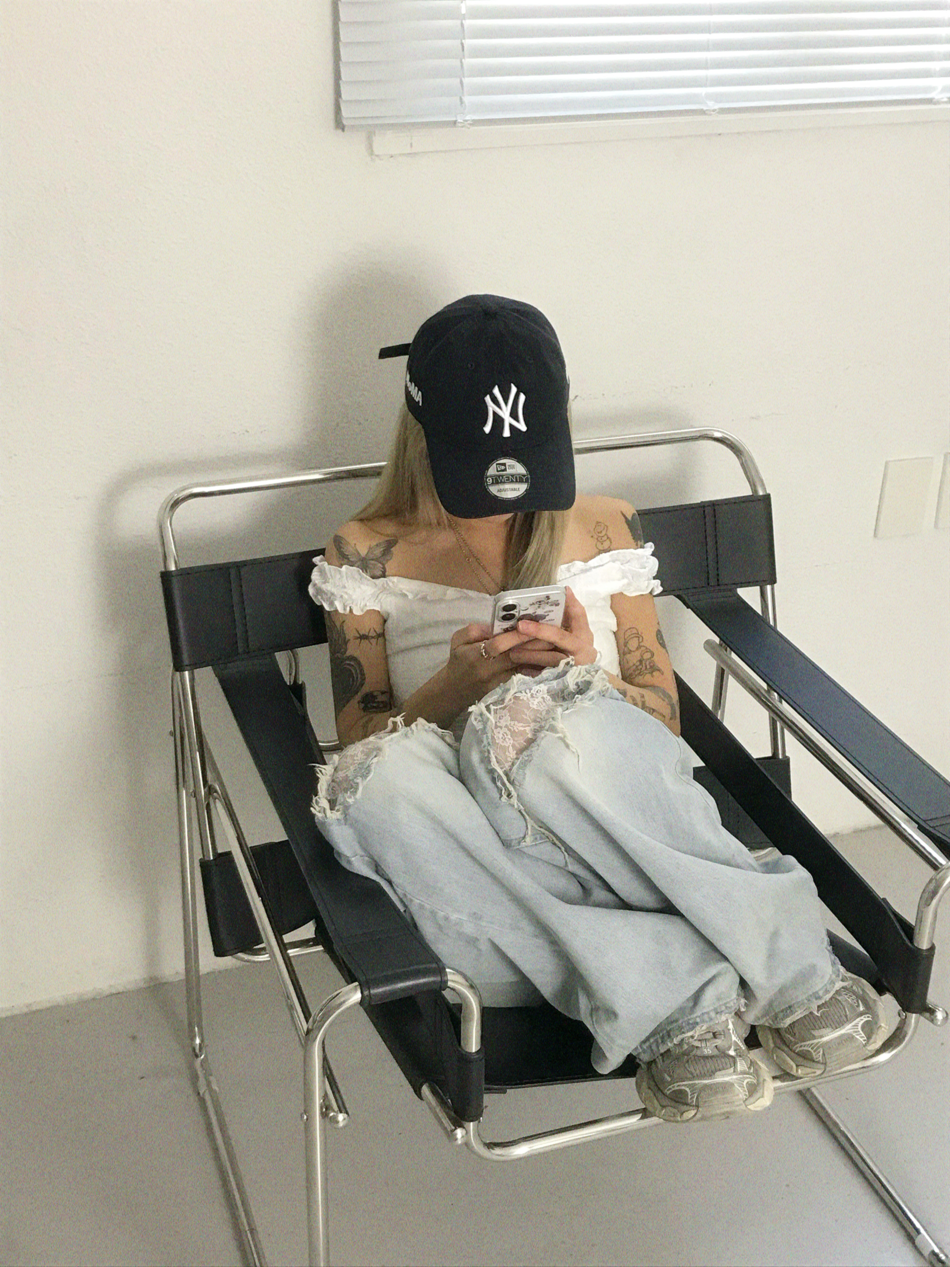New Era x MoMA New York Yankees Cap Navy 착용 스타일