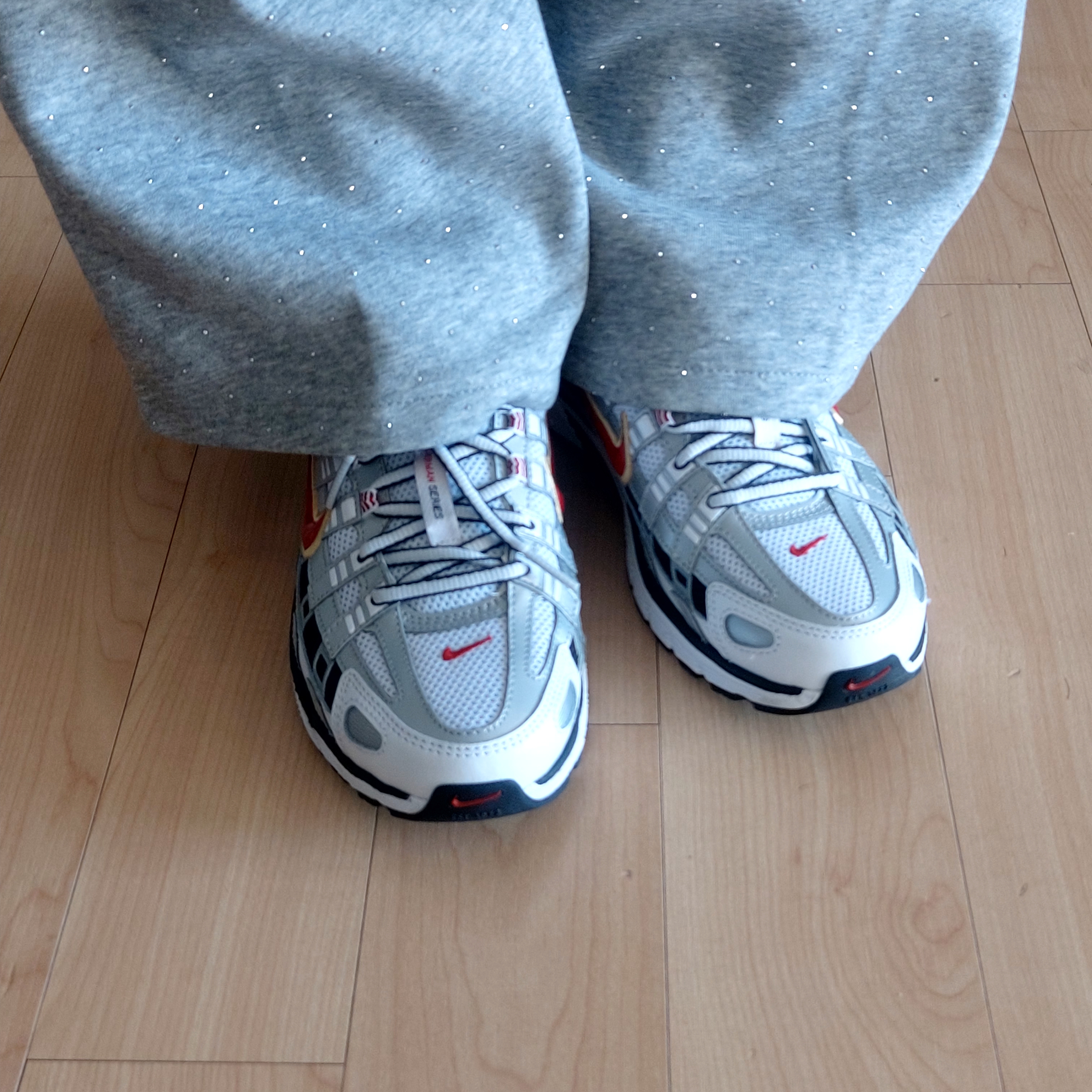 (W) Nike P-6000 Metallic Silver Red 착용 스타일 - 1