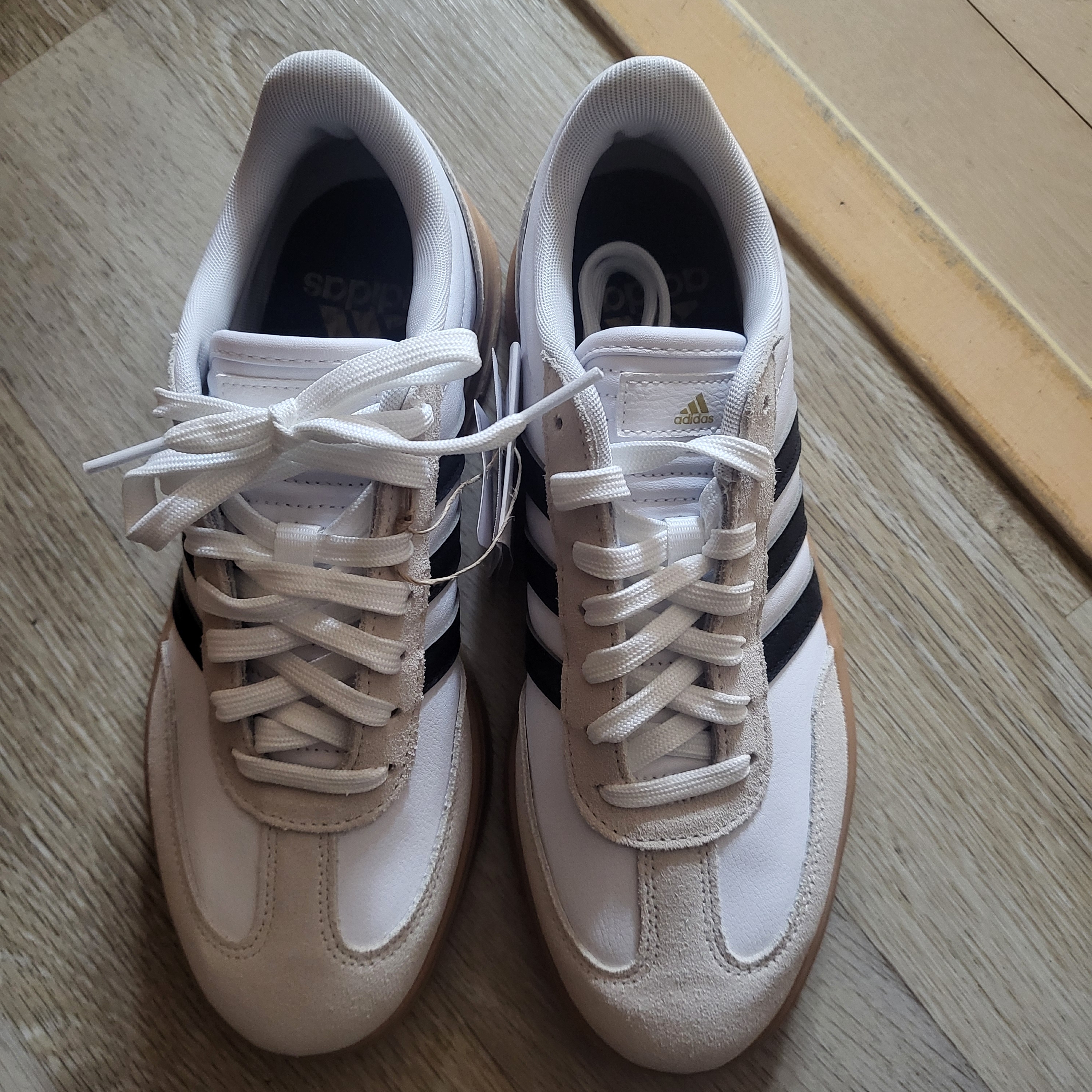 Adidas Gradas Cloud White Core Black 착용 스타일