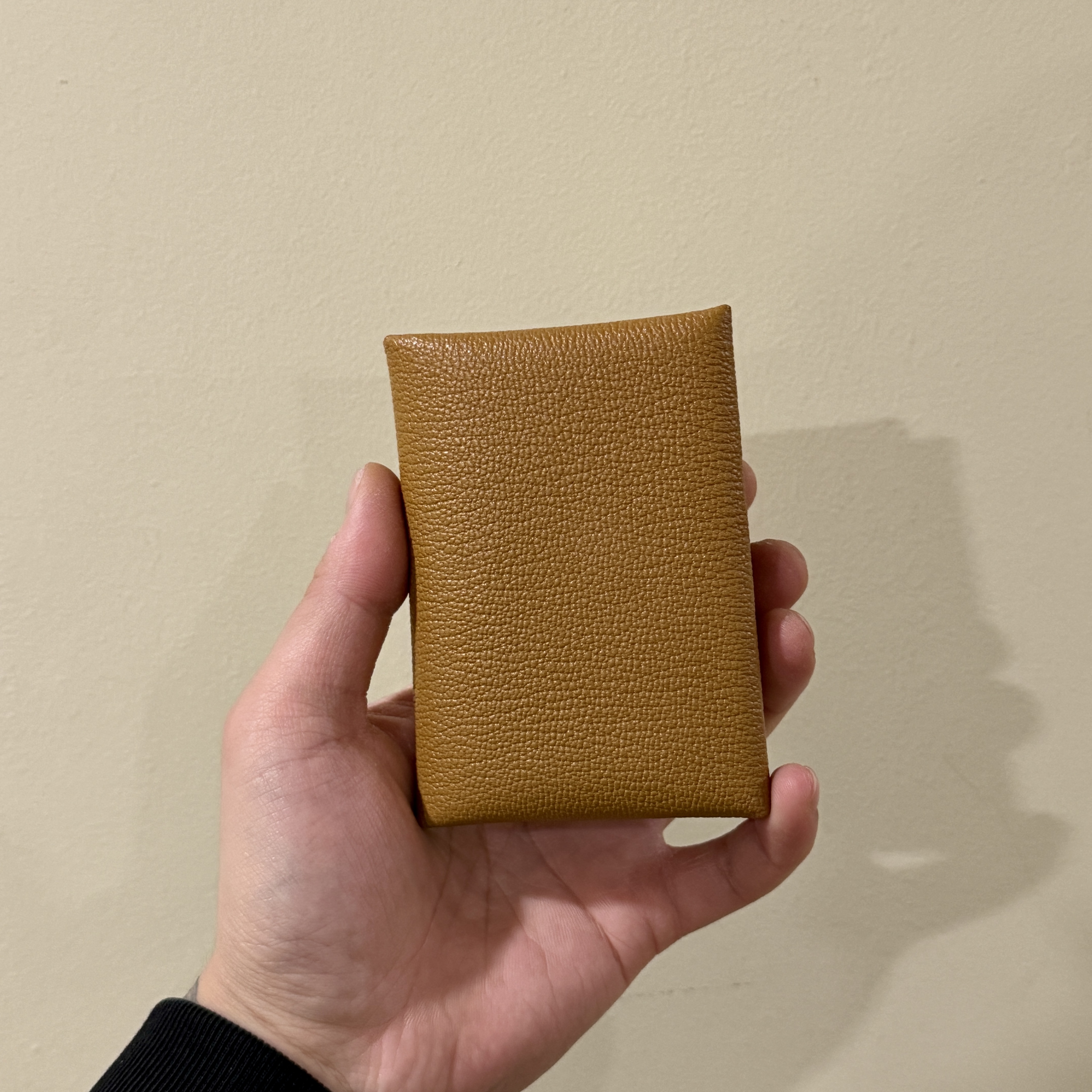 Hermes Calvi Duo Card Holder Mysore Goatskin & Palladium Caramel 착용 스타일 - 2