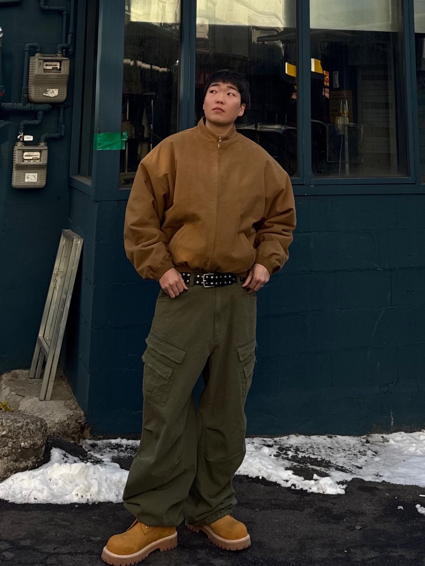Nonnod Moleskin Bomber Camel, Nonnod Double Pocket Cargo Pants Vintage Khaki 착용 스타일 - 2