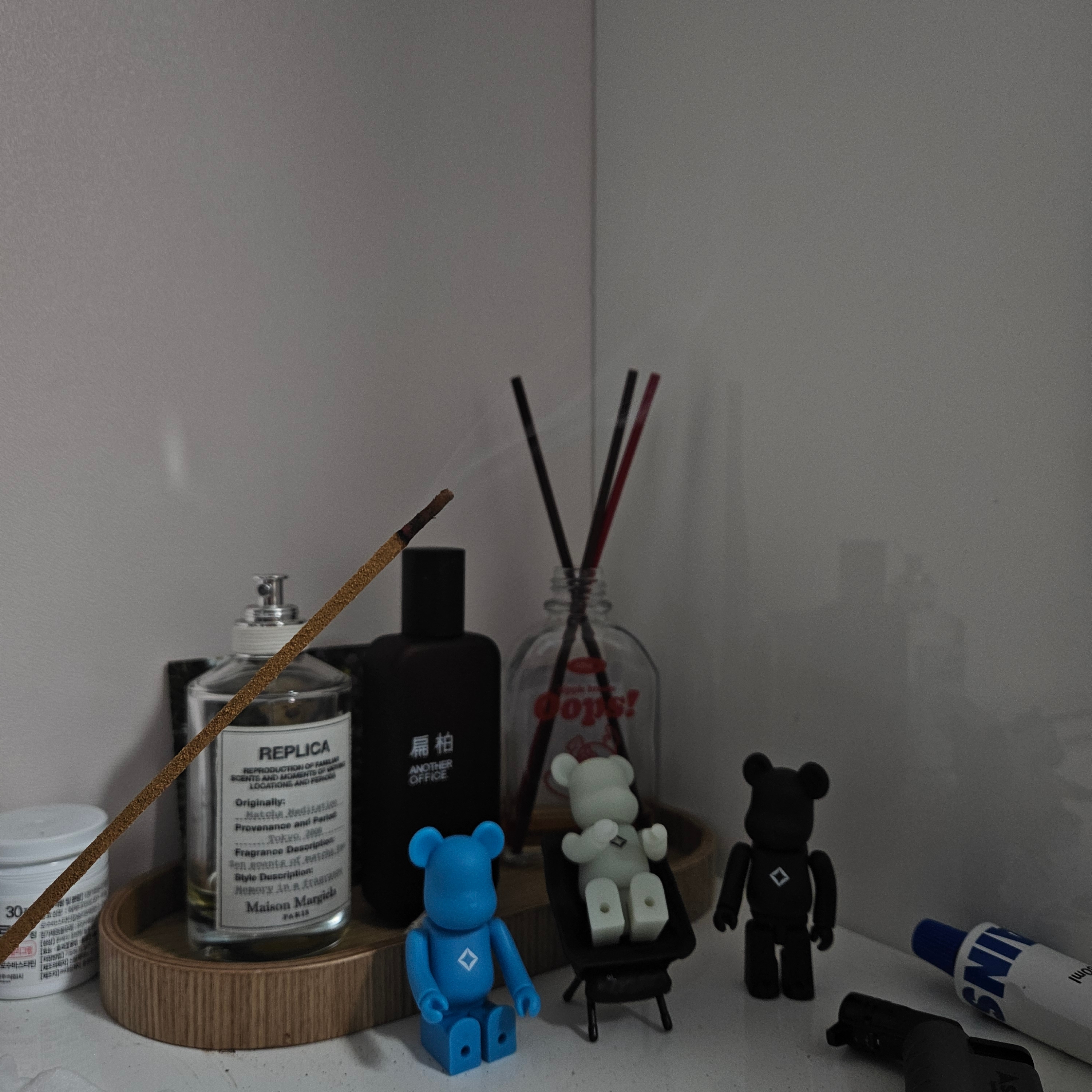 Bearbrick x Helinox 15th Anniversary Cyan 100%, Bearbrick x Helinox 15th Anniversary Black 100% 착용 스타일