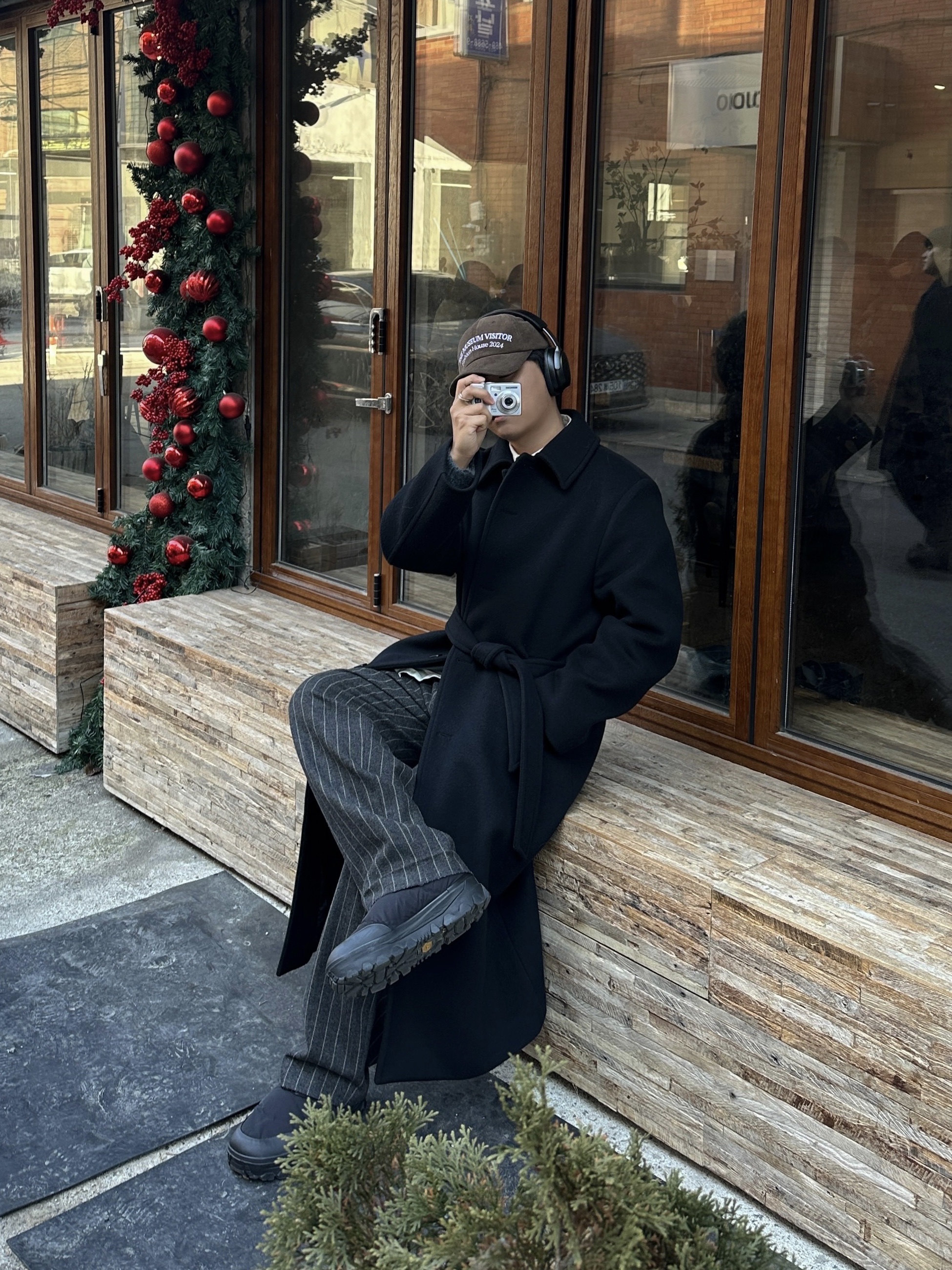 Amomento Mens Single Breasted Long Coat Black - 24FW, The Museum Visitor Corduroy Ball Cap Brown 착용 스타일 - 1