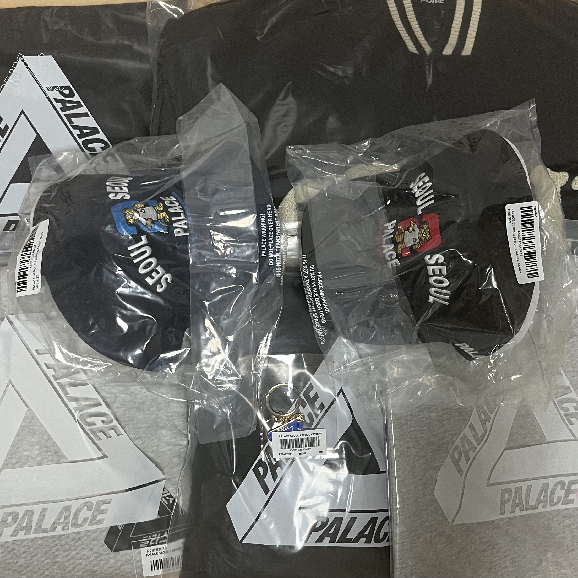 Palace Seoul 2 Seoul Tri-Ferg T-Shirt Black - 25SS, Palace Seoul 2 Seoul 6-Panel Cap Black - 25SS 착용 스타일
