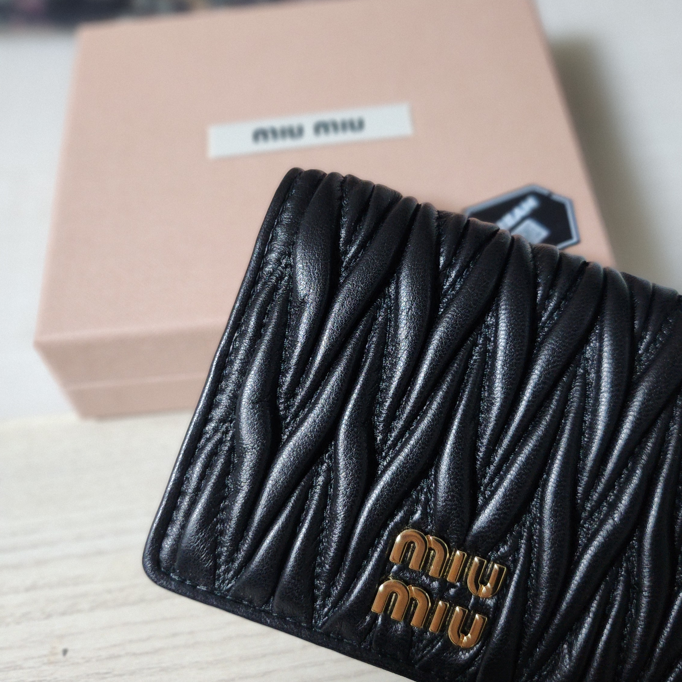 Miu Miu Matelasse Nappa Leather Wallet Black 착용 스타일 - 2