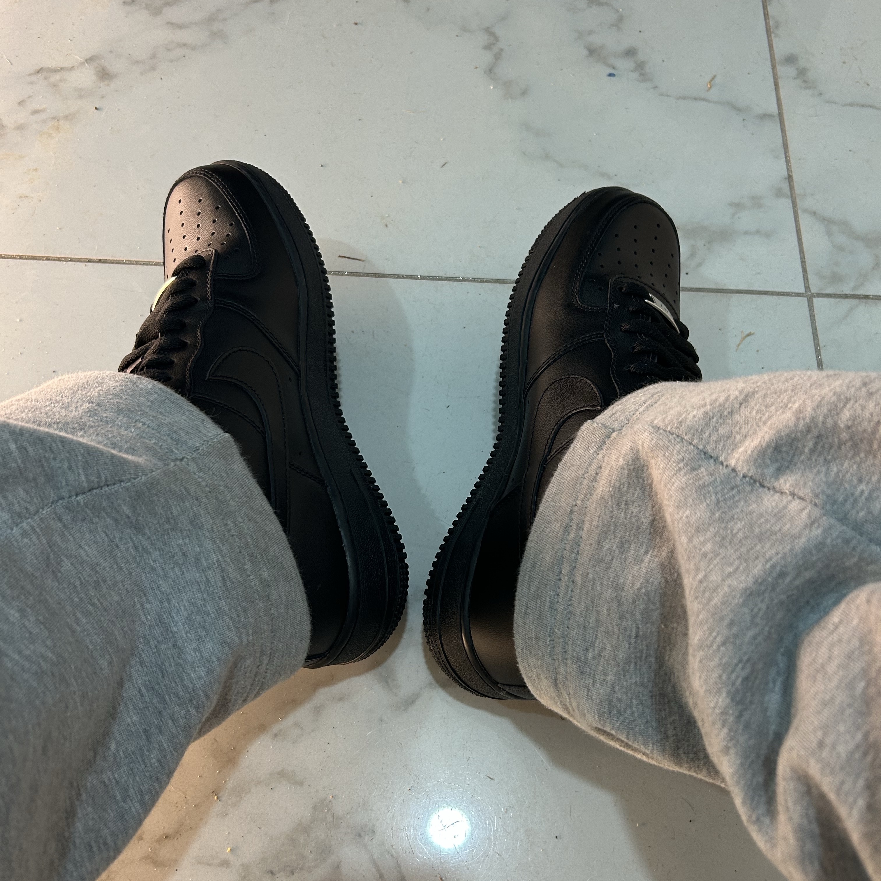 Nike Air Force 1 '07 Low Triple Black 착용 스타일
