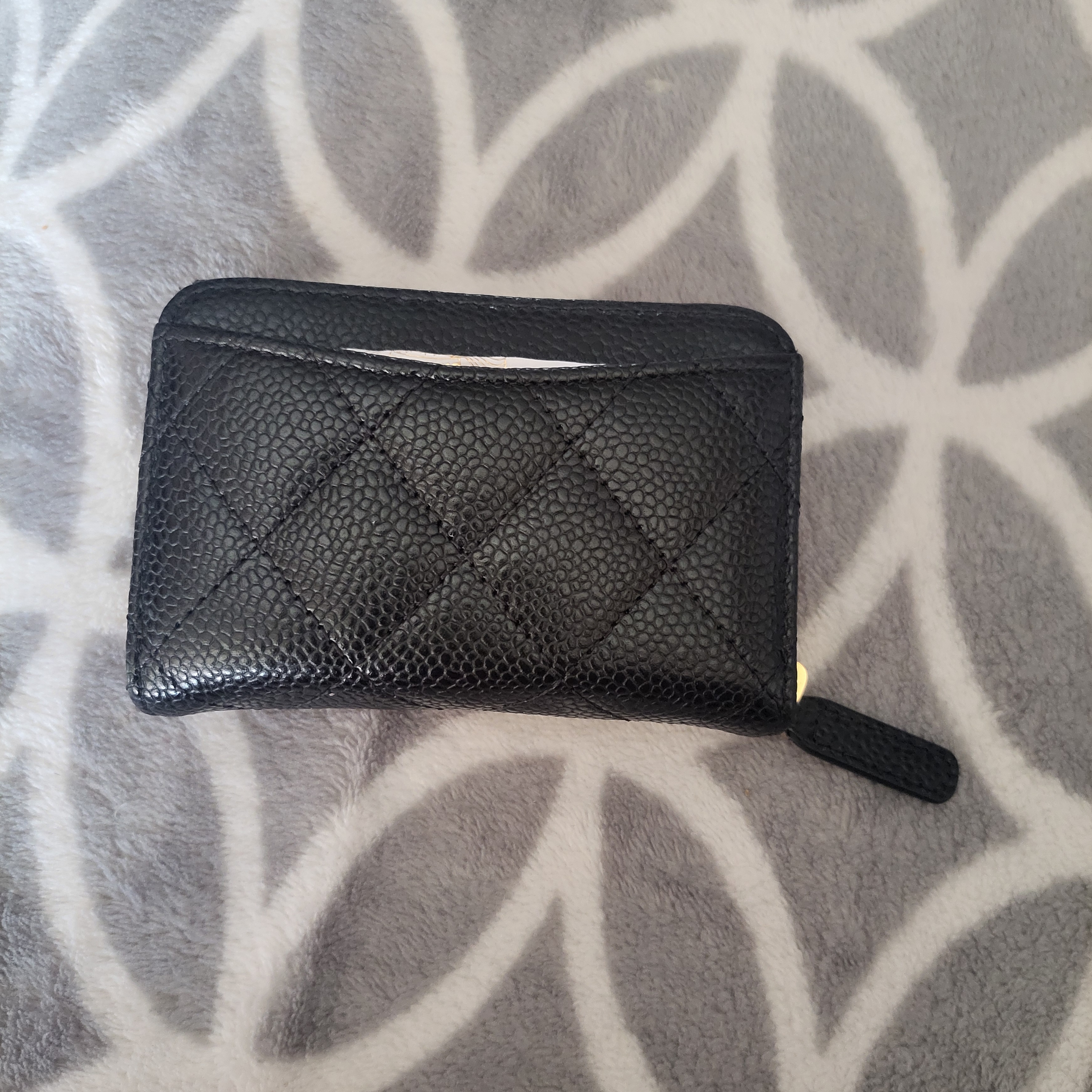 Chanel Classic Zipped Coin Purse Grained Calfskin & Gold Black 착용 스타일 - 2
