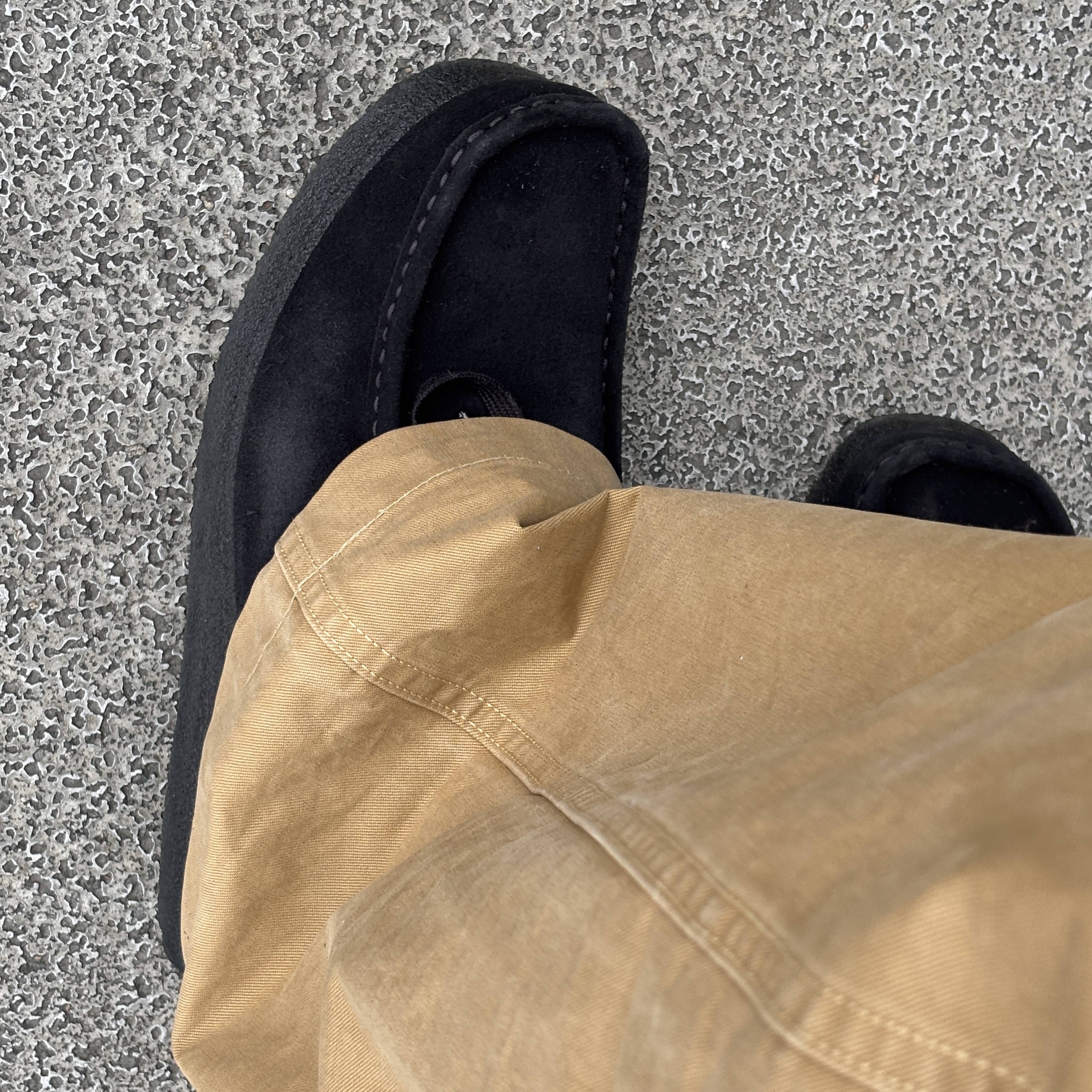 Clarks Wallabee Black Suede 착용 스타일 - 4
