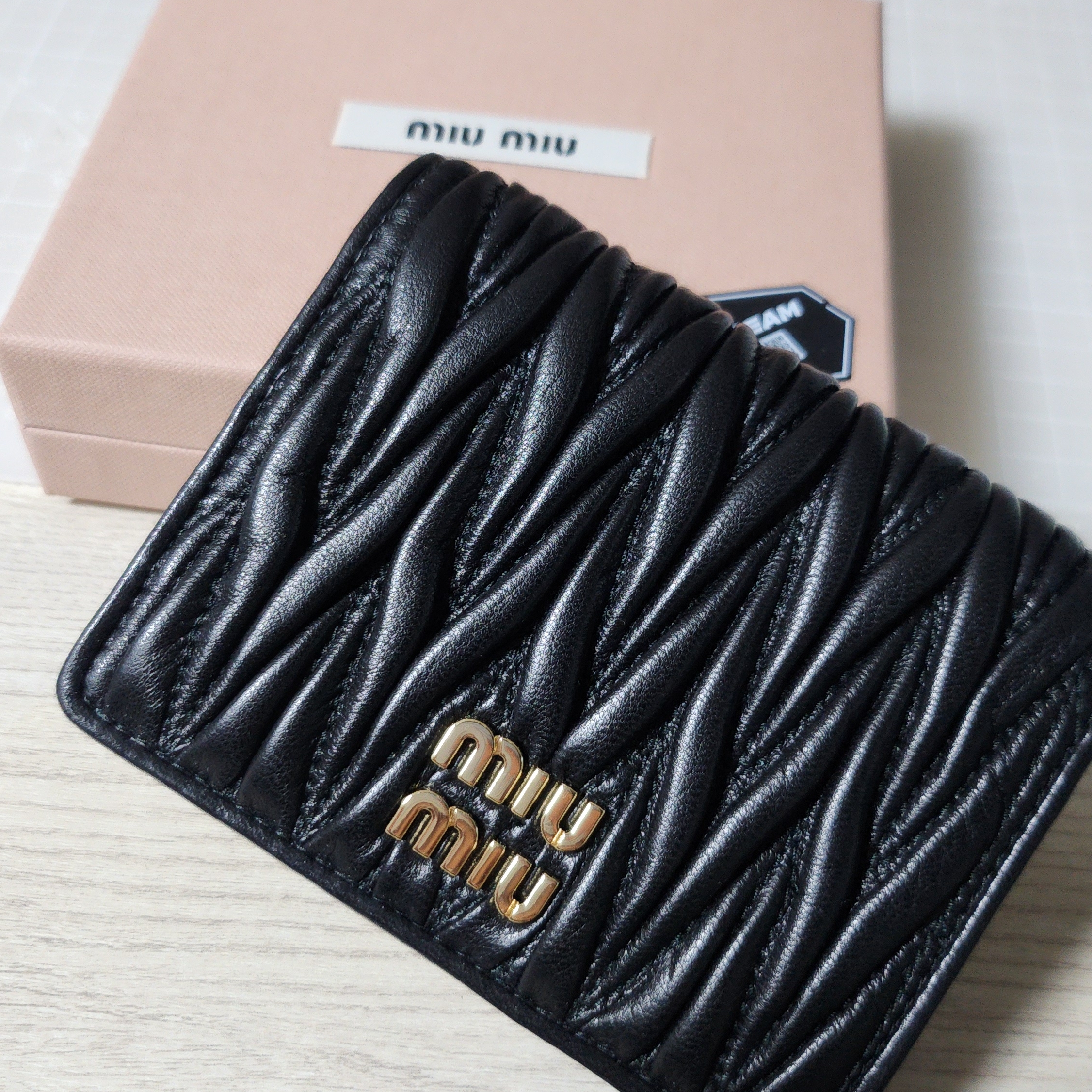 Miu Miu Matelasse Nappa Leather Wallet Black 착용 스타일 - 1