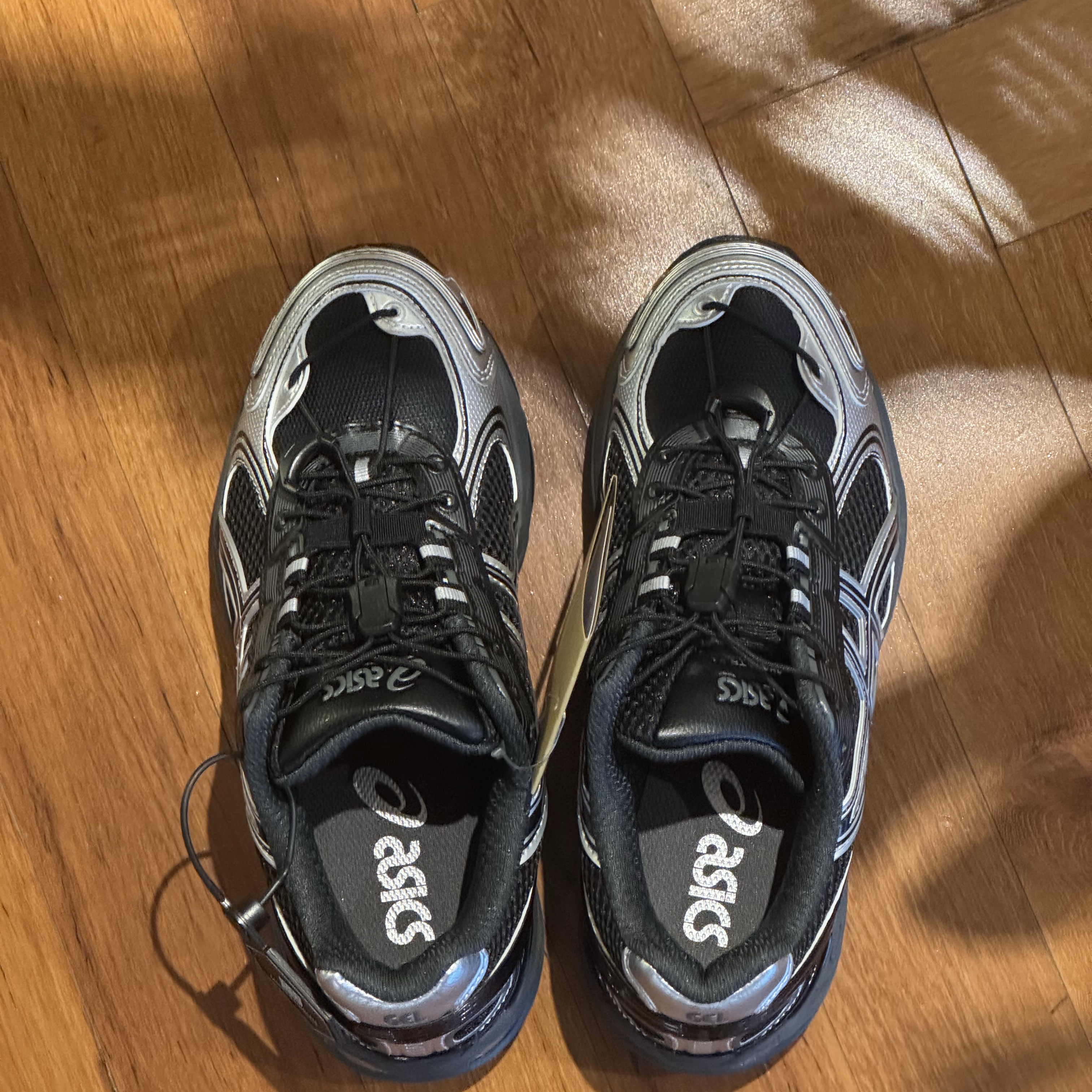 Asics Gel-Kahana TR V4 Carbon Black 착용 스타일
