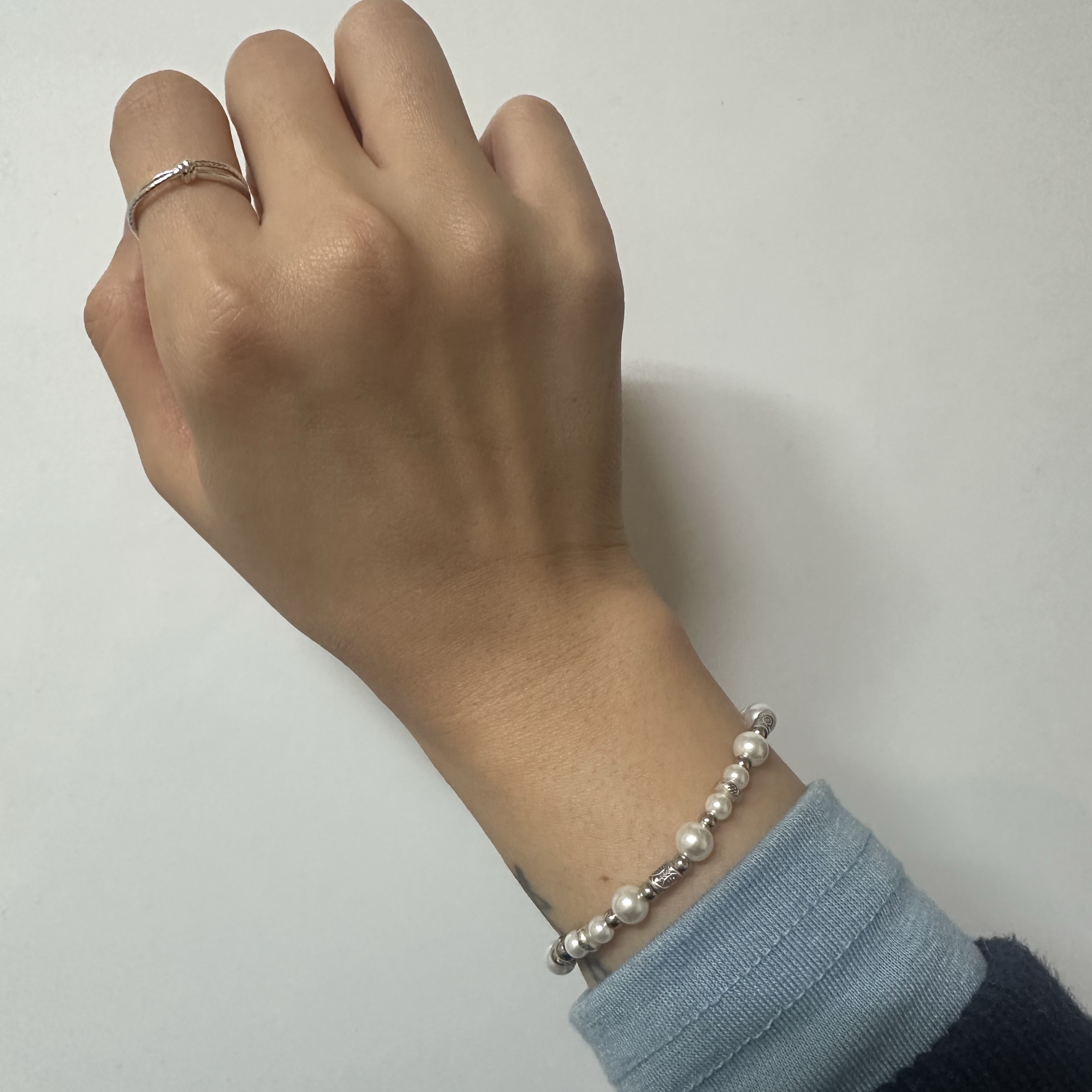 Scudo Snow White Ice Pearl Beads Bracelet 착용 스타일
