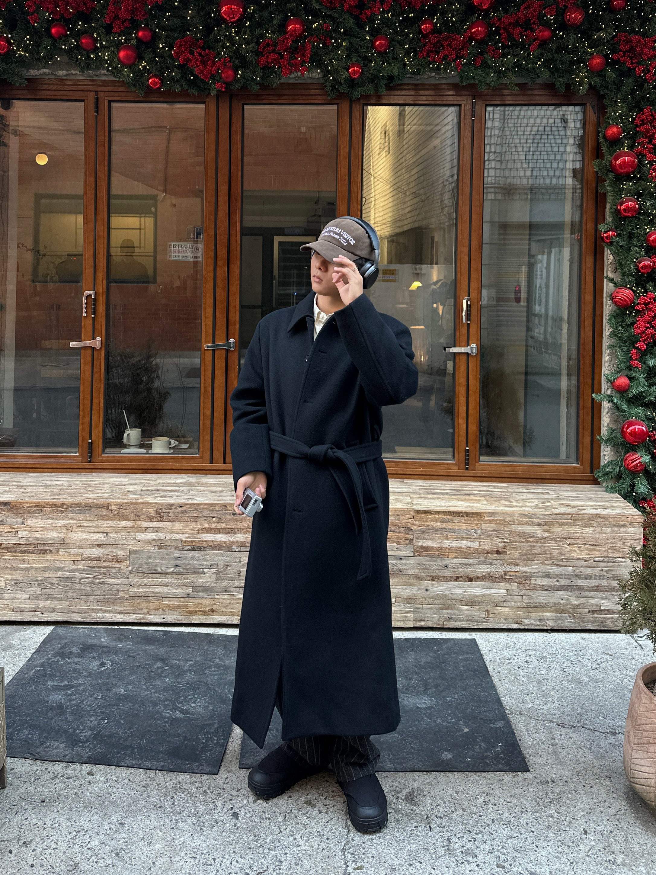 Amomento Mens Single Breasted Long Coat Black - 24FW, The Museum Visitor Corduroy Ball Cap Brown 착용 스타일 - 4