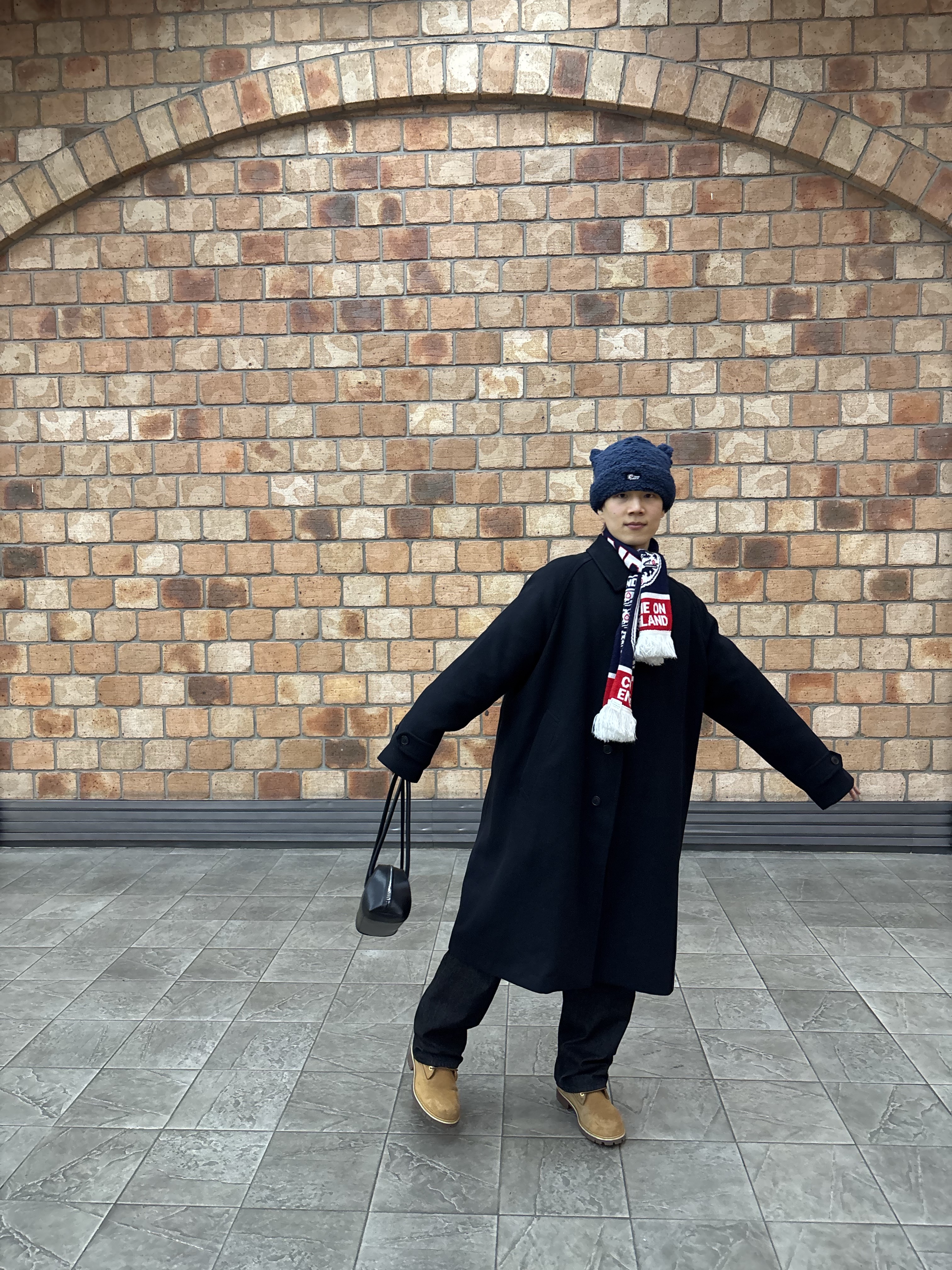 Palace Love Palace Fuzzy Ears Beanie Navy - 24FW, COS Eastside Mini Bowling Bag Leather Black 착용 스타일 - 2