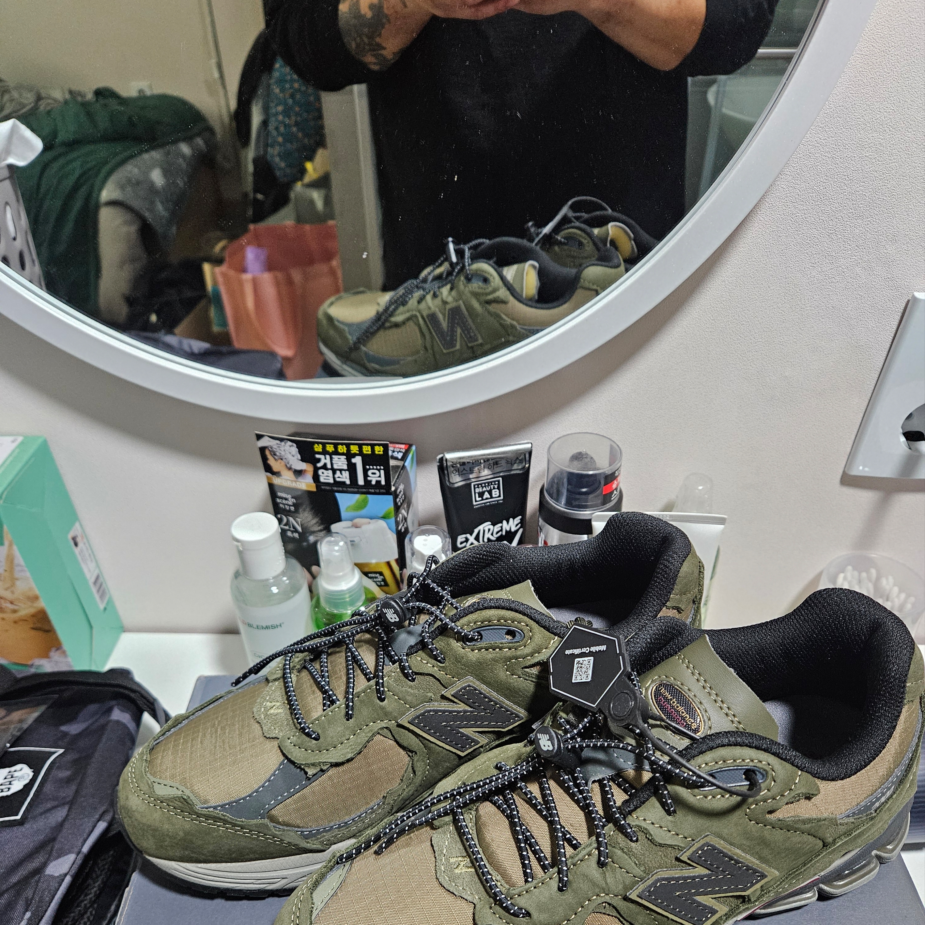 New Balance 2002R Protection Dark Moss 착용 스타일 - 2