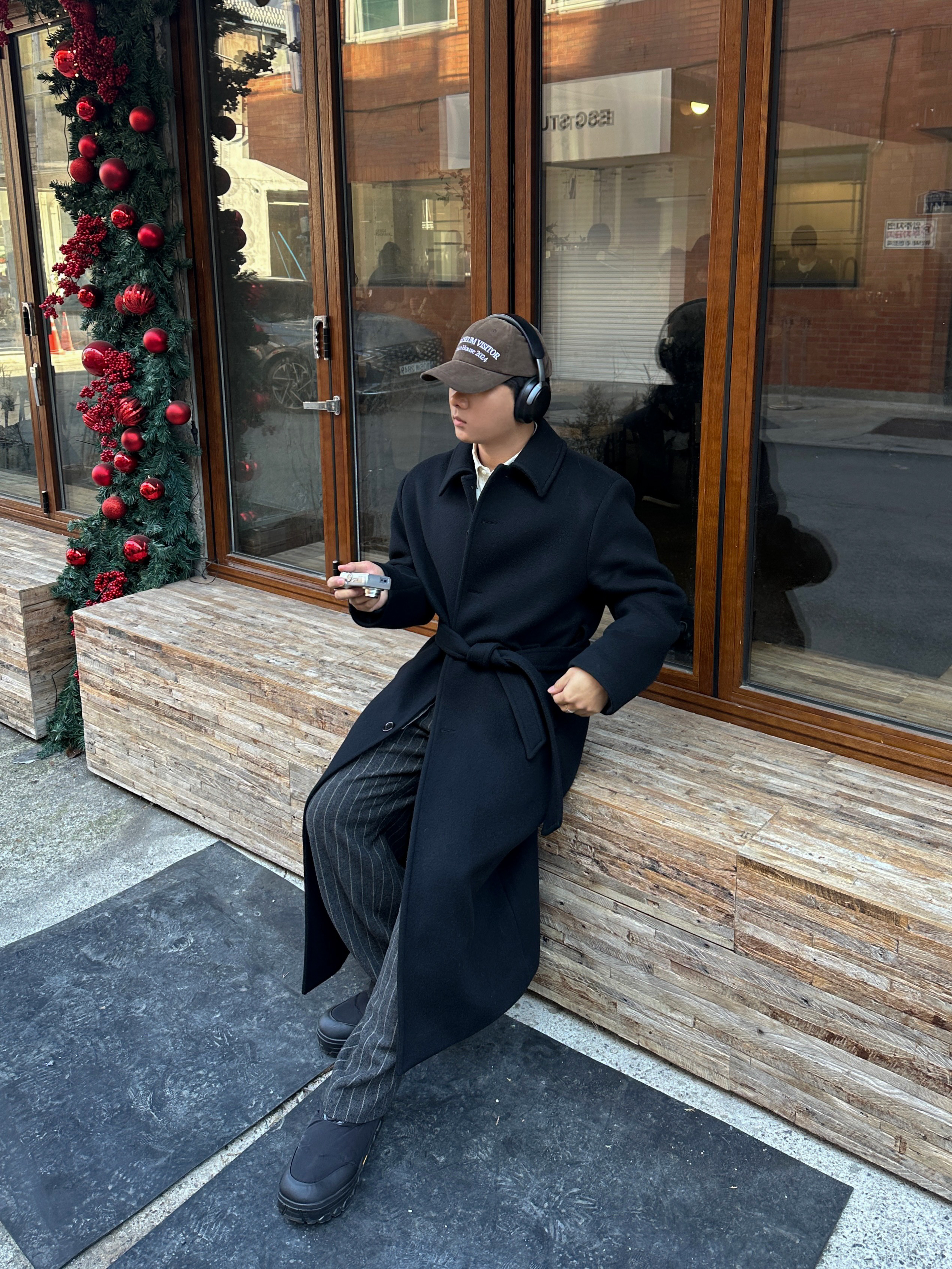 Amomento Mens Single Breasted Long Coat Black - 24FW, The Museum Visitor Corduroy Ball Cap Brown 착용 스타일 - 8