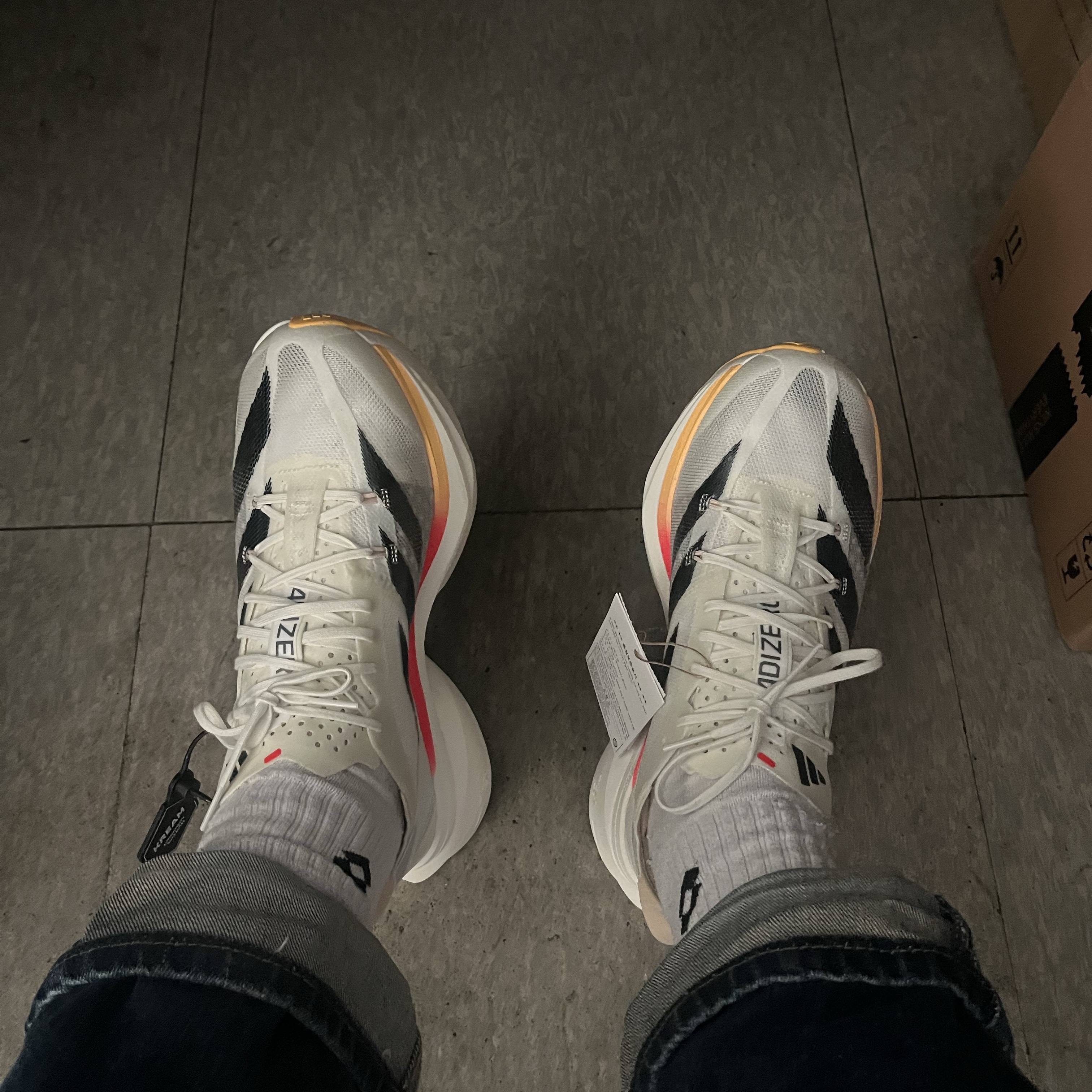 Adidas Adizero Adios Pro 3 Ivory Crystal Sand 착용 스타일 - 2